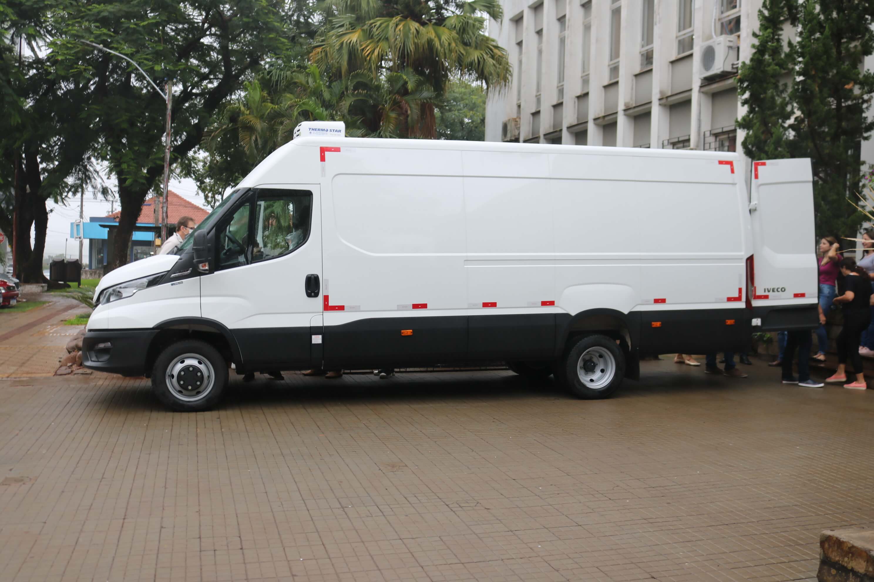 ENTREGA DE VAN REFRIGERADA PARA ALIMENTAÇÃO ESCOLAR