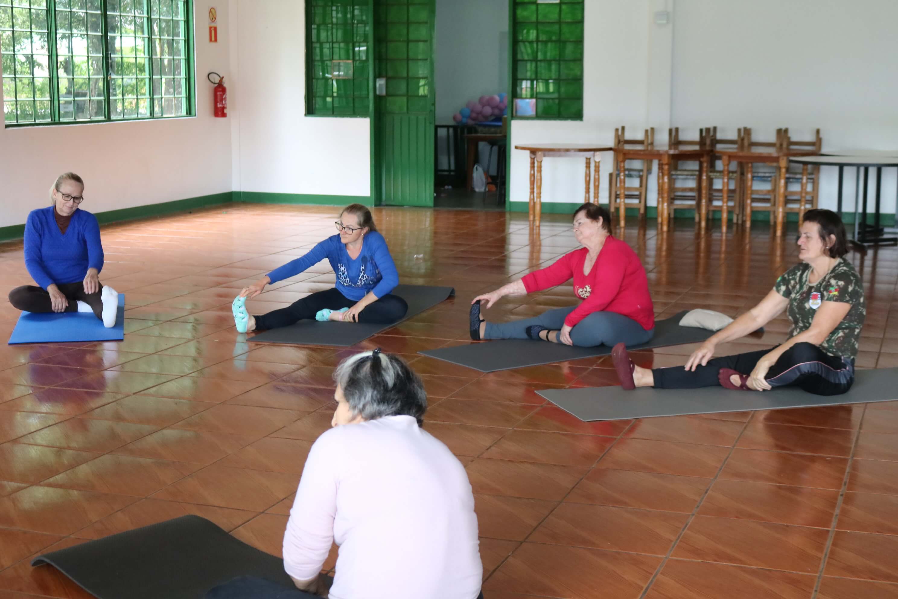 PRÁTICAS DE YOGA E AURICULOTERAPIA SÃO OFERECIDAS PARA USUÁRIOS DO SUS
