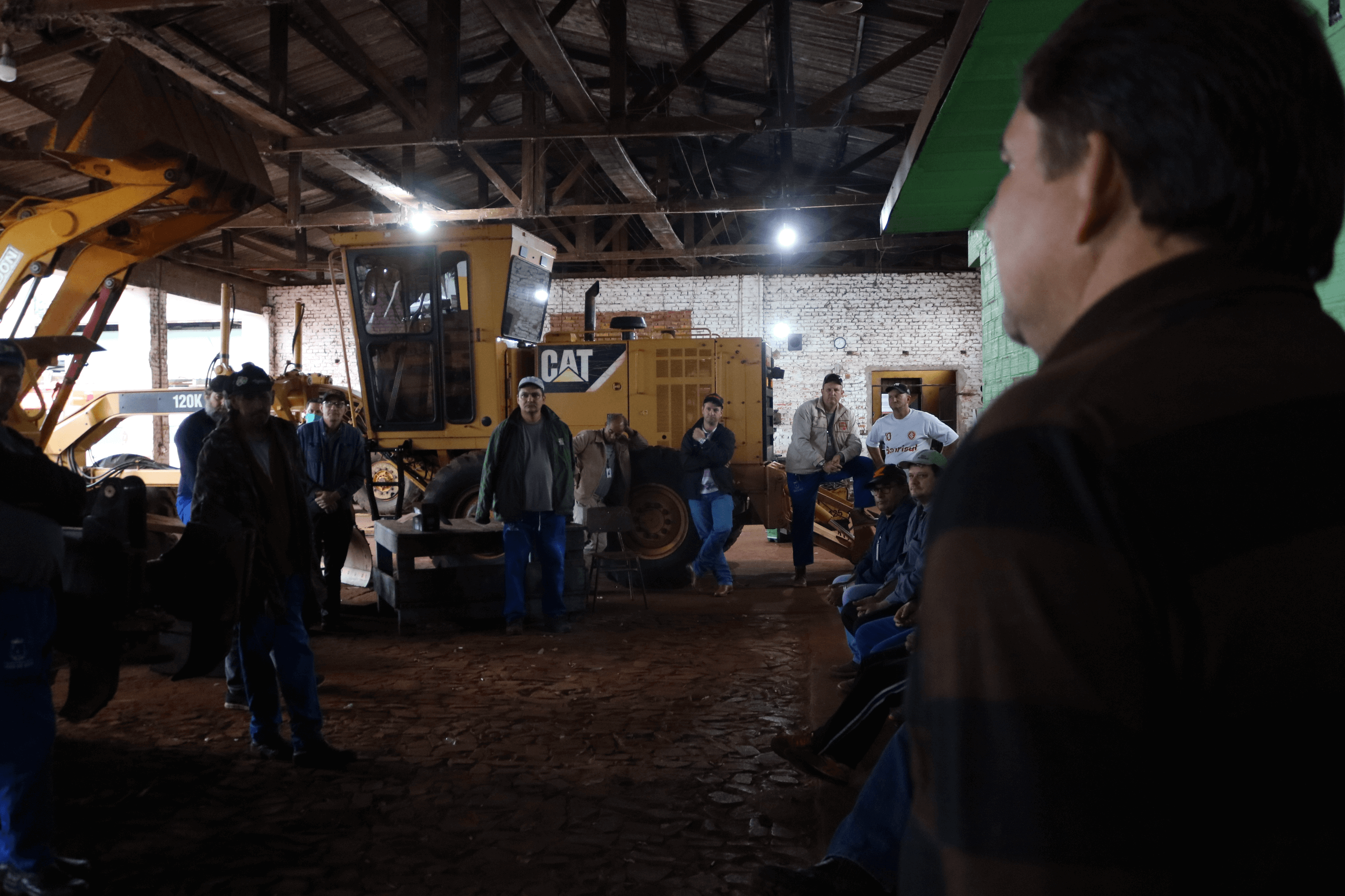 EQUIPE DA SECRETARIA DE OBRAS RECEBE UNIFORME