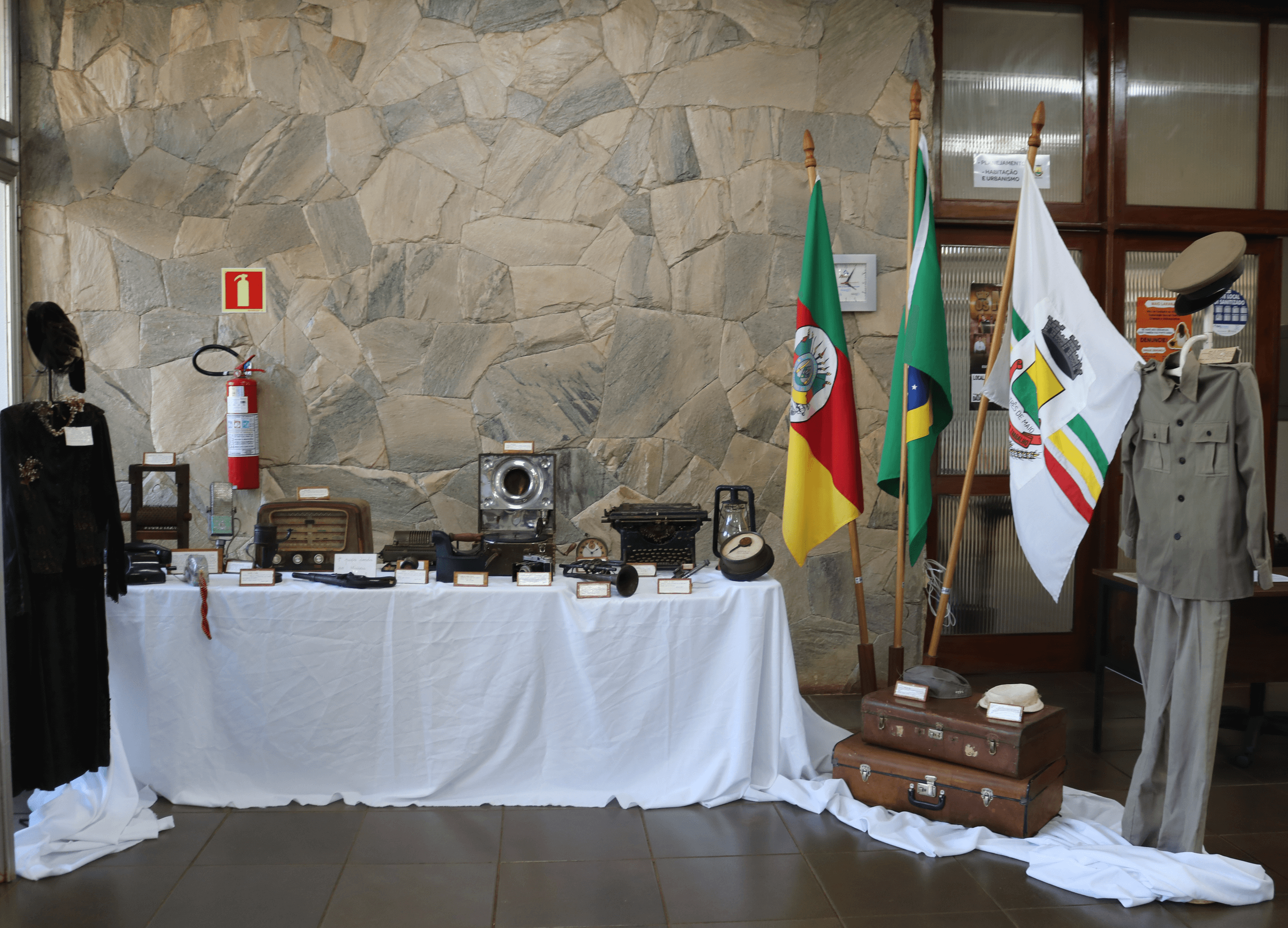 ITENS DO ACERVO DO MUSEU ESTÃO EM EXPOSIÇÃO NO SAGUÃO DO PALÁCIO MUNICIPAL