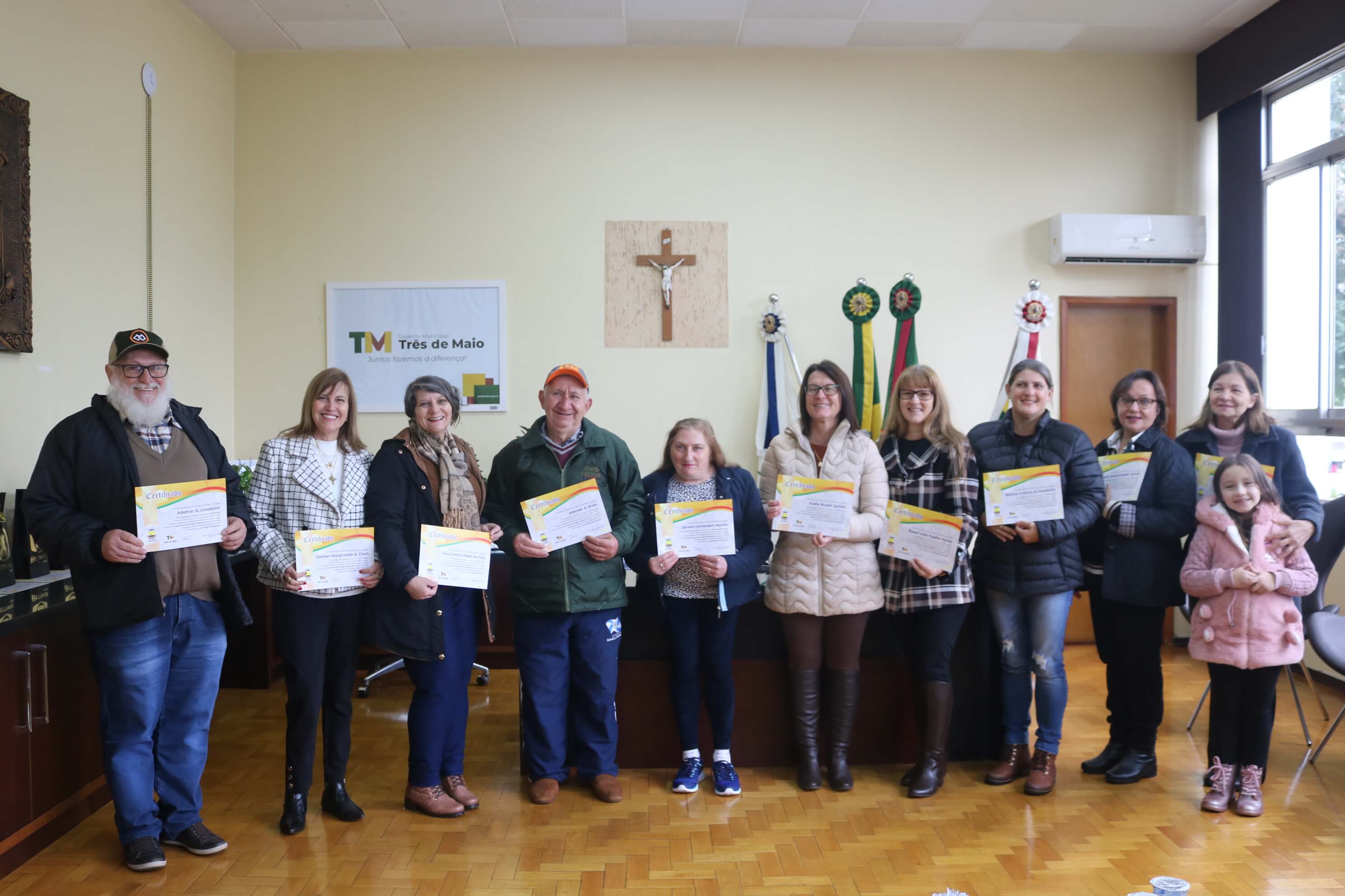 EXECUTIVO ENTREGA CERTIFICADO DE RECONHECIMENTO PARA SERVIDORES MUNICIPAIS