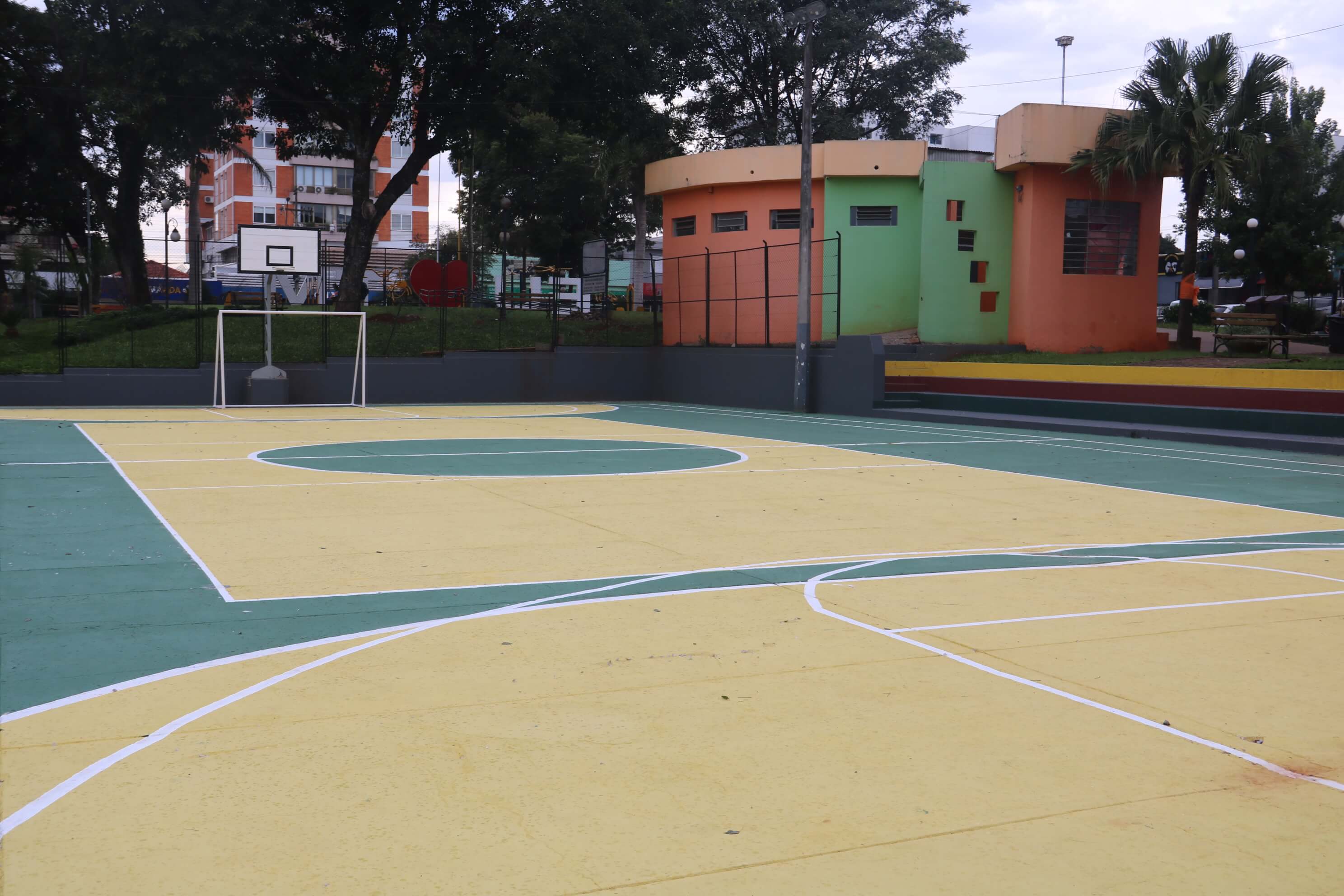 QUADRA ESPORTIVA DA PRAÇA HENRIQUE BECKER FILHO É REVITALIZADA 