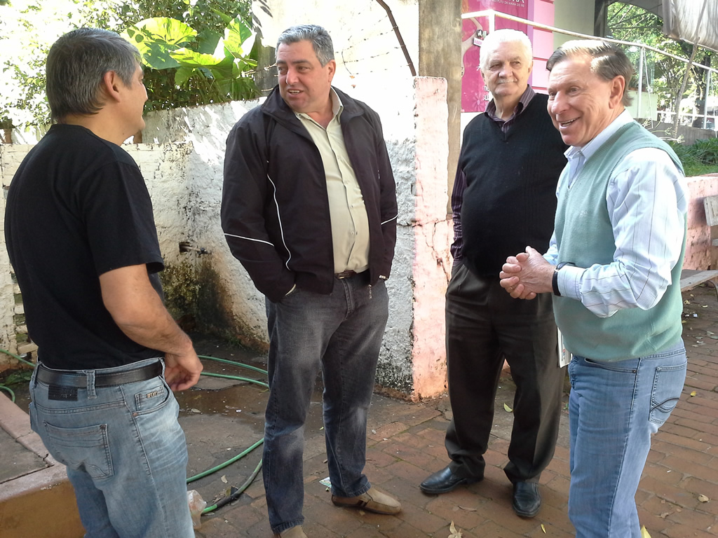 EXECUTIVO VISITA PONTO DE TÁXI NA CIDADE