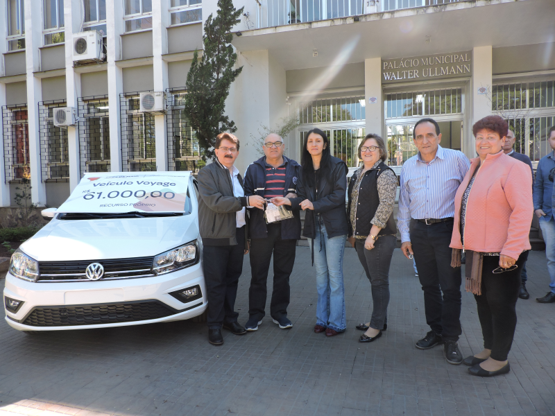 Prefeitura adquire novo veículo para Assistência Social