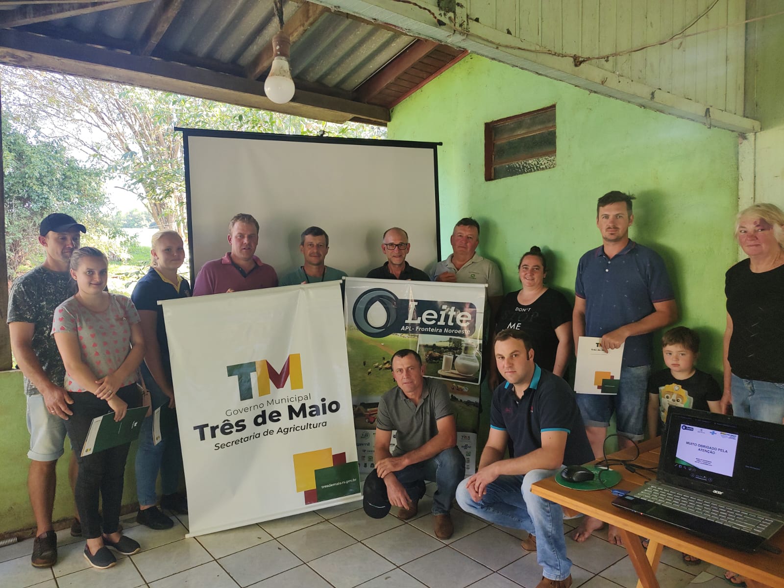 PRODUTORES DE LEITE PARTICIPAM DE DIA DE CAMPO