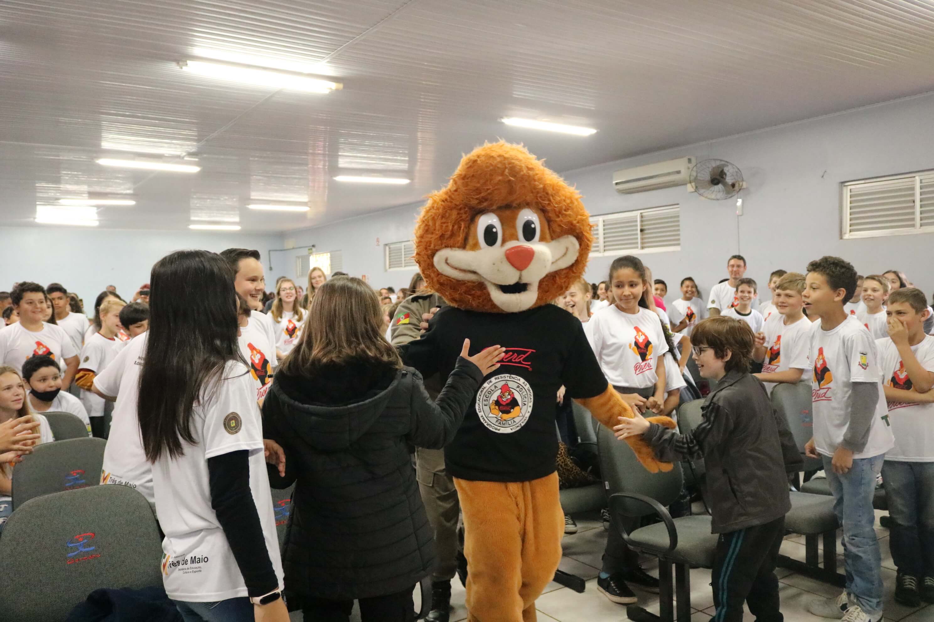 PROERD FORMA 195 ALUNOS EM TRÊS DE MAIO