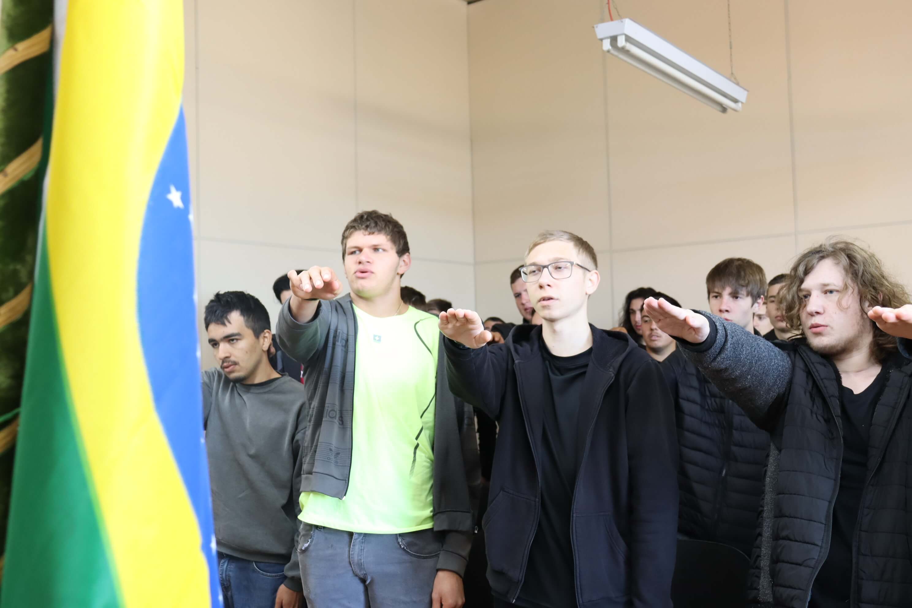 DISPENSADOS DO SERVIÇO MILITAR REALIZARAM JURAMENTO À BANDEIRA