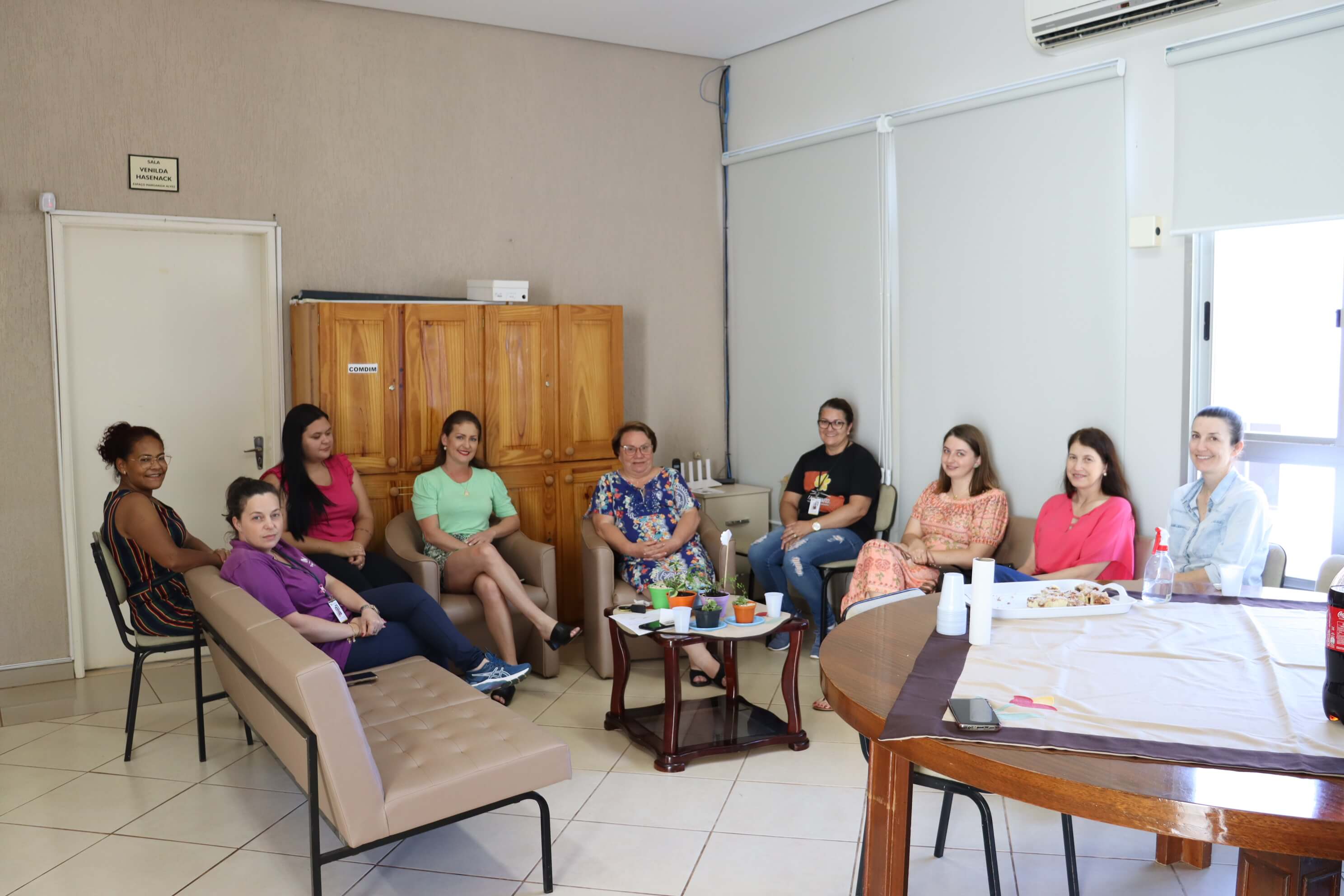 EQUIPE TÉCNICA E SERVIDORAS DE TRÊS PASSOS VISITAM SECRETARIA DE POLÍTICAS DA MULHER