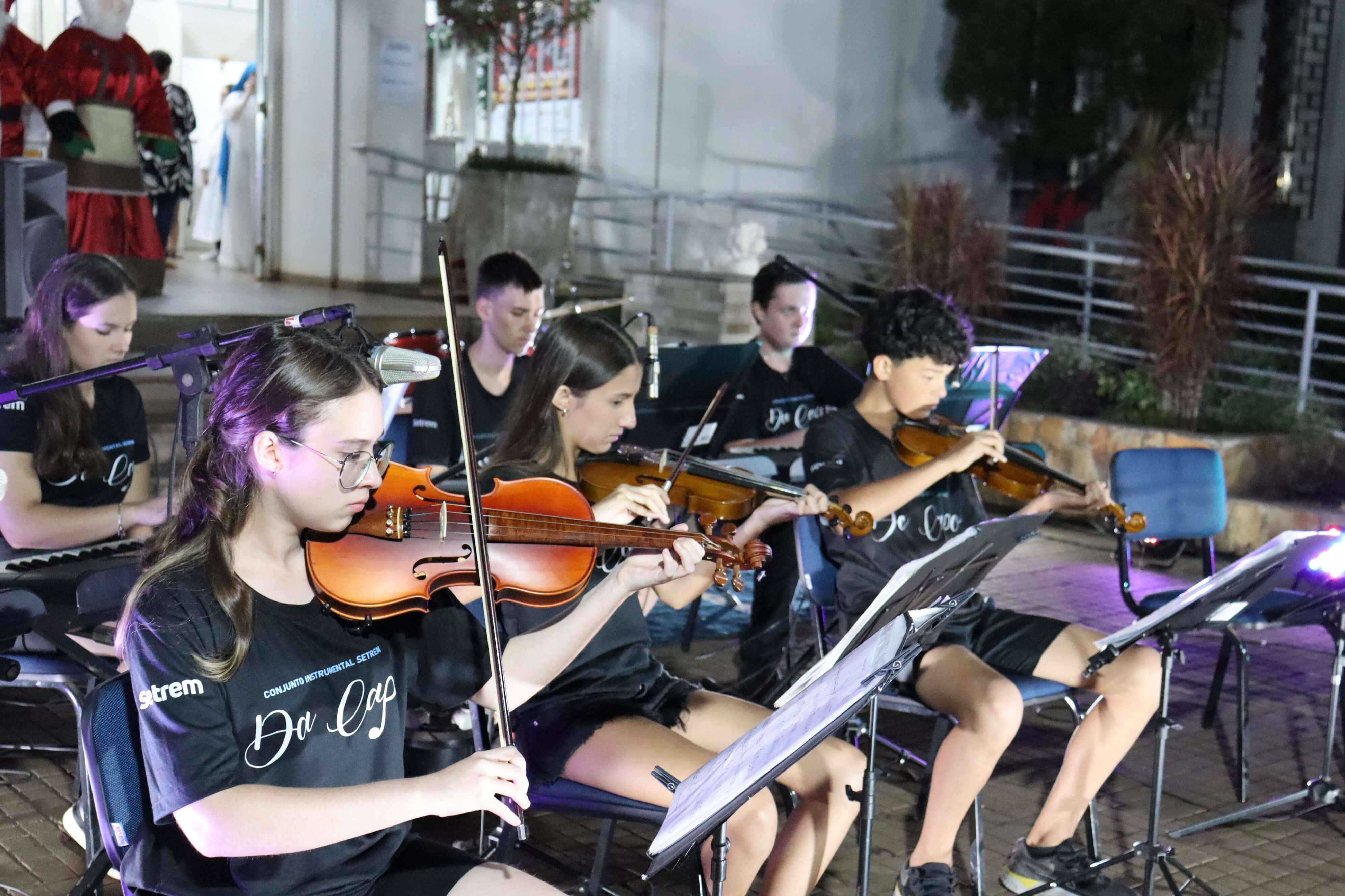 APRESENTAÇÕES ARTÍSTICAS ABRILHANTARAM A NOITE DE ONTEM