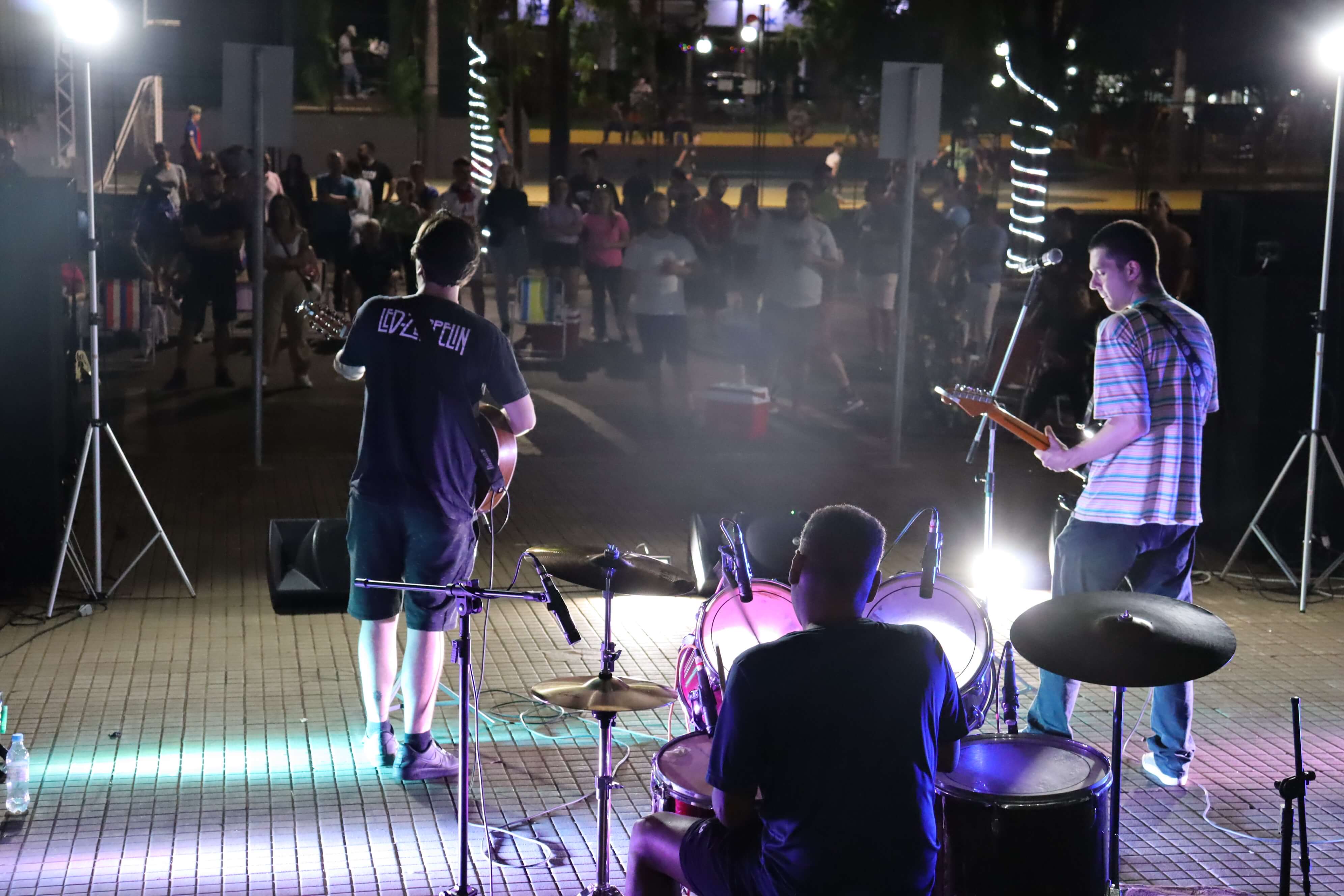 SHOWS ENCANTARAM A NOITE DE ONTEM