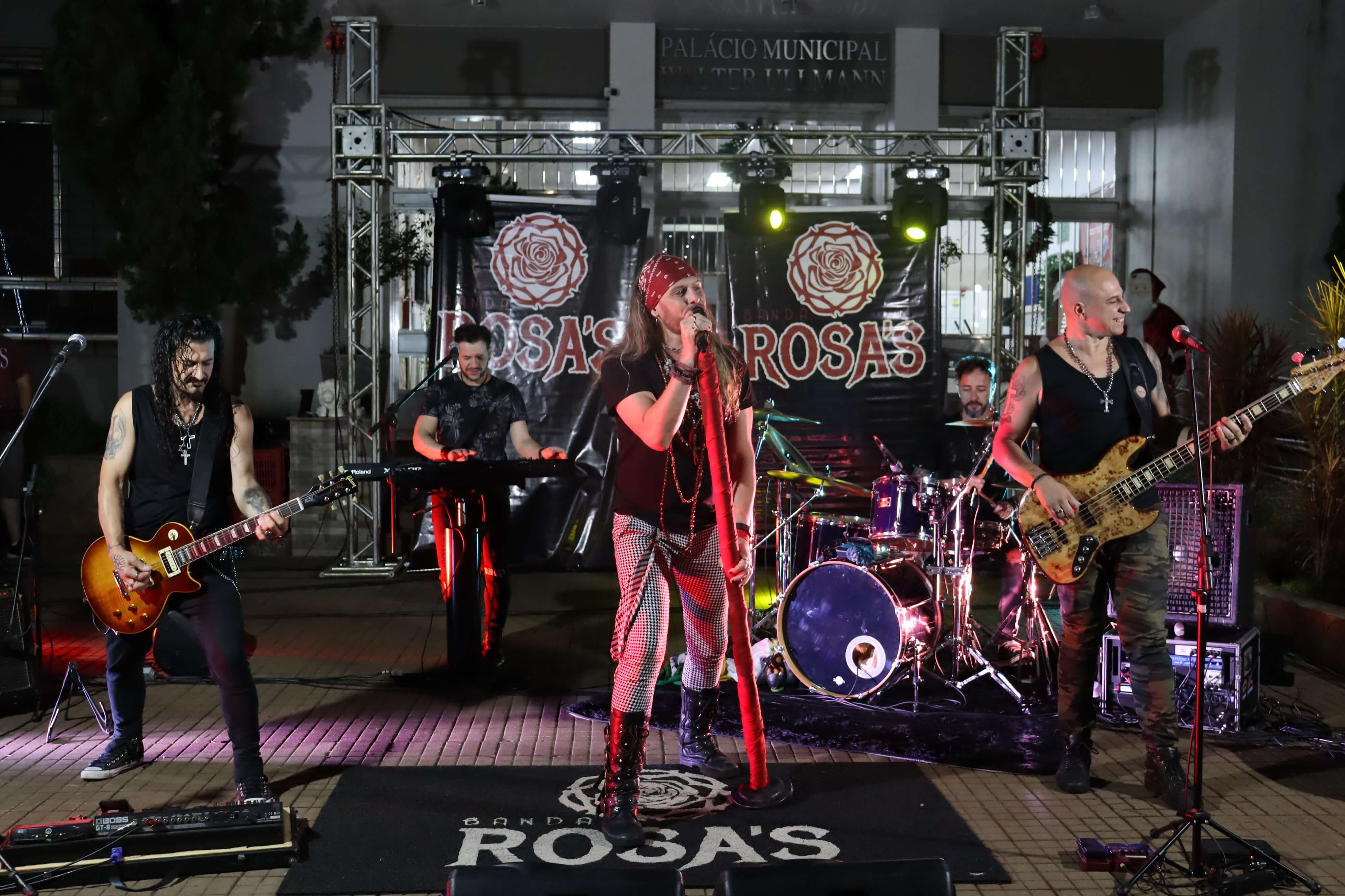 BANDA ROSAS ANIMOU A NOITE DO NATAL ENCANTADO
