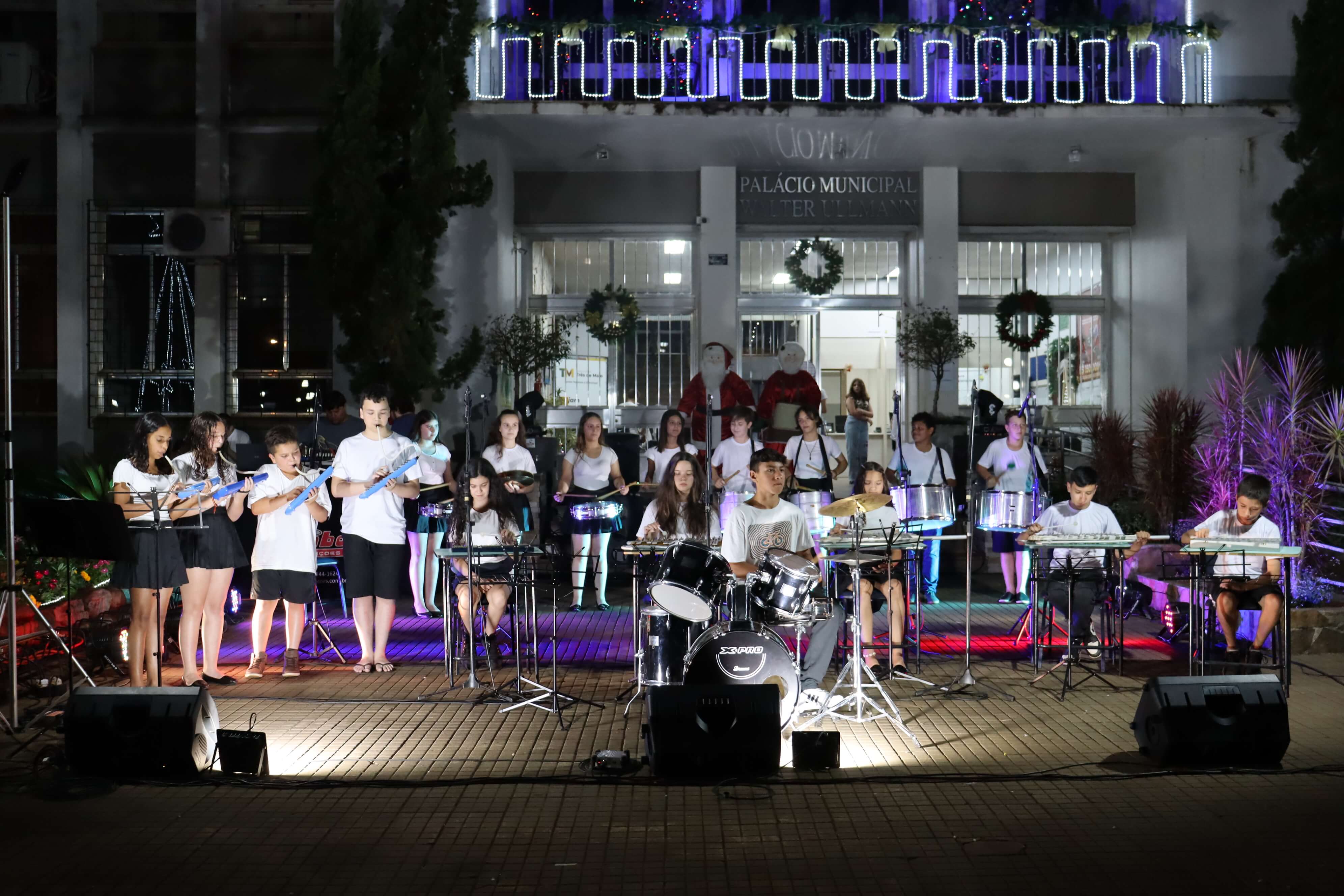 APRESENTAÇÕES ARTÍSTICAS E MUSÍCAIS ENCANTARAM A NOITE DE ONTEM