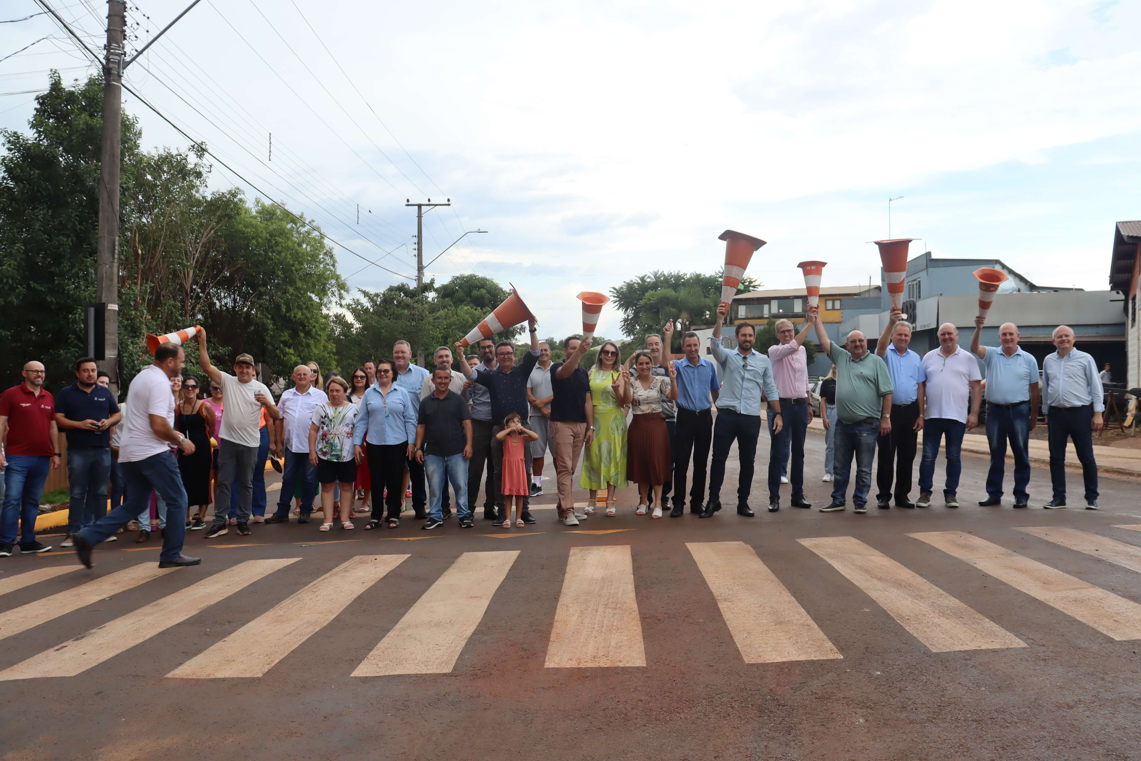 INAUGURAÇÃO DA PAVIMENTAÇÃO DA AVENIDA LEONEL DE MOURA BRIZOLA OCORREU ONTEM