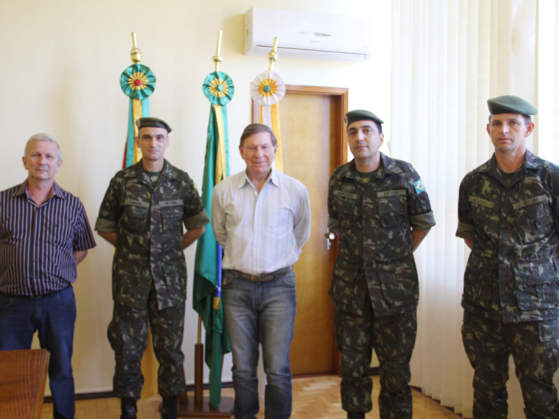 EXECUTIVO RECEBE MILITARES NO GABINETE MUNICIPAL