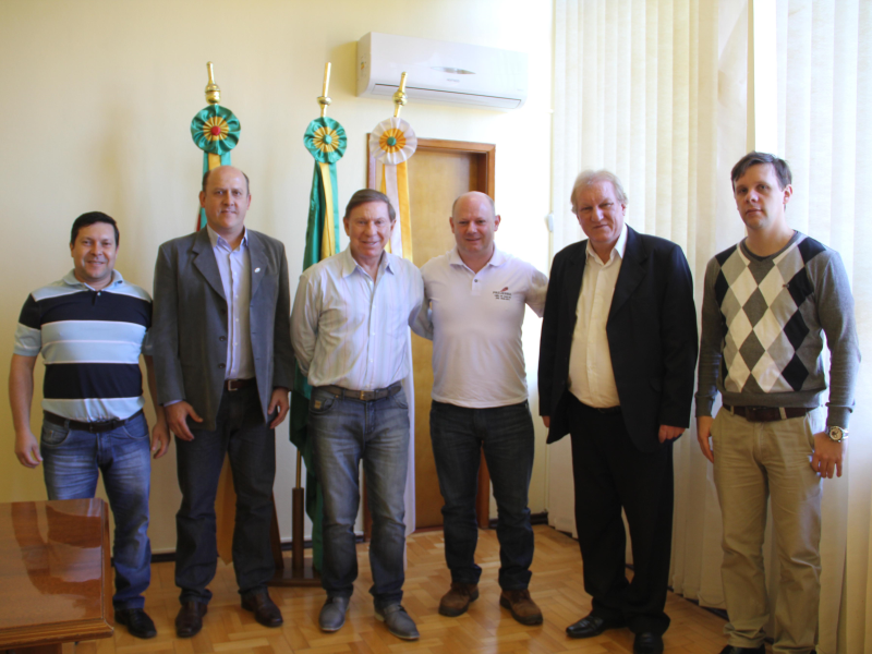 EXECUTIVO RECEBE VISITA DE EMPRESÁRIO DO MUNICÍPIO