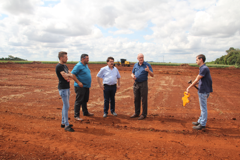Prefeito visita início de terraplanagem na empresa Kampag