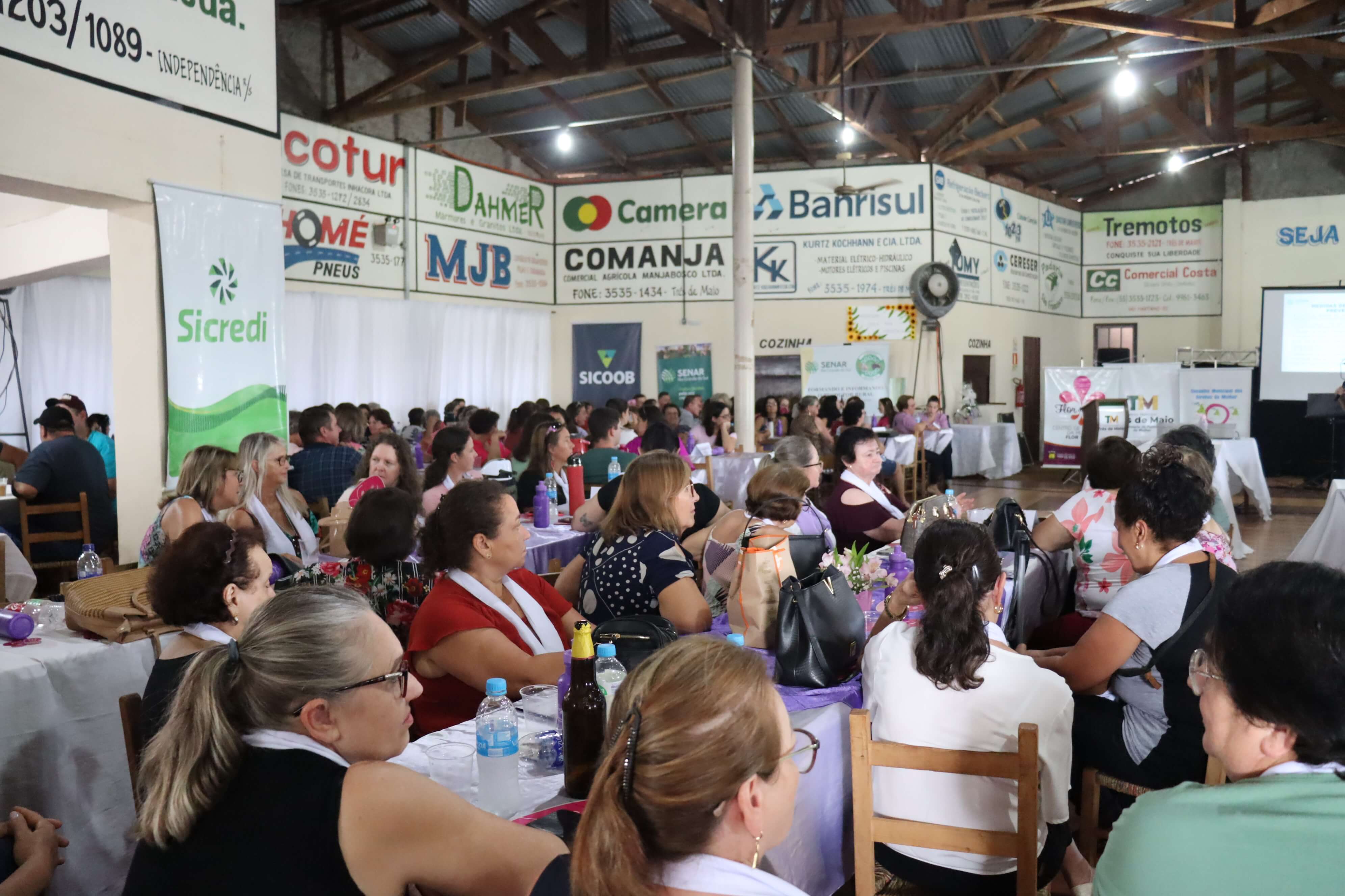 MAIS DE 400 MULHERES PARTICIPAM DO 26º ENCONTRO DA MULHER TRÊS-MAIENSE