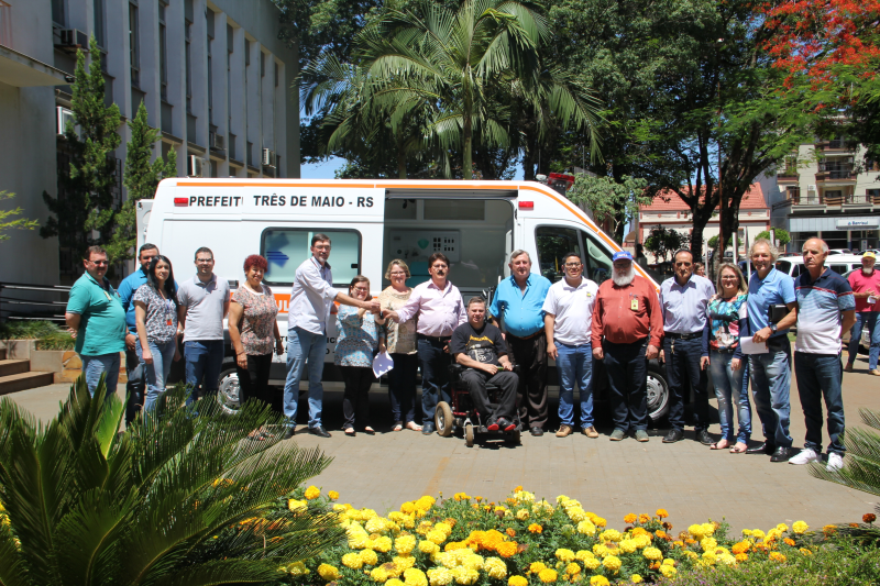 Secretaria Municipal da Saúde recebe nova ambulância