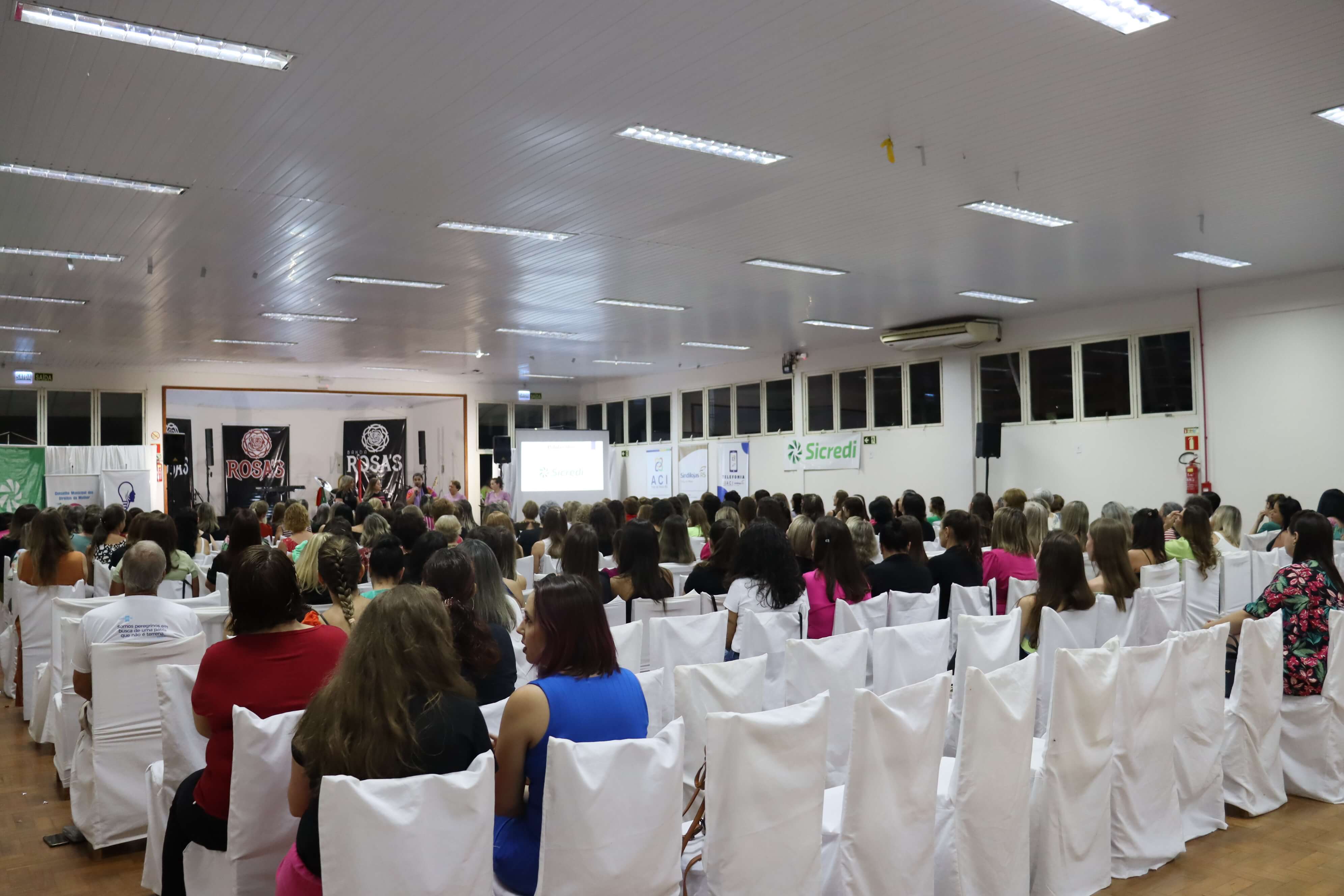 PALESTRA SHOW COM IVETE KIST E BANDA ROSAS REUNIU CERCA DE 300 MULHERES