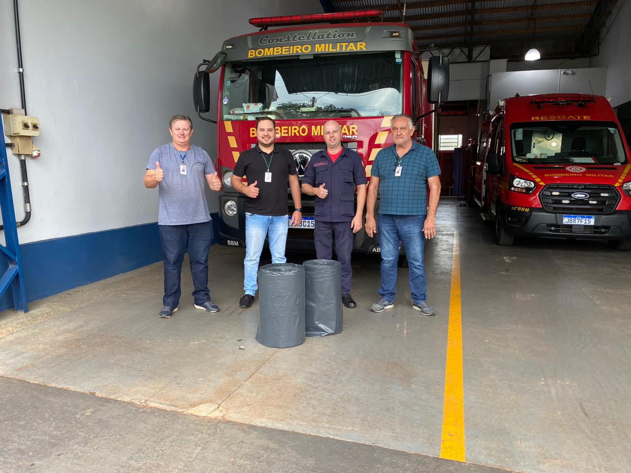 DEFESA CIVIL DO MUNICÍPIO ENTREGA LONA PARA O CORPO DE BOMBEIROS 