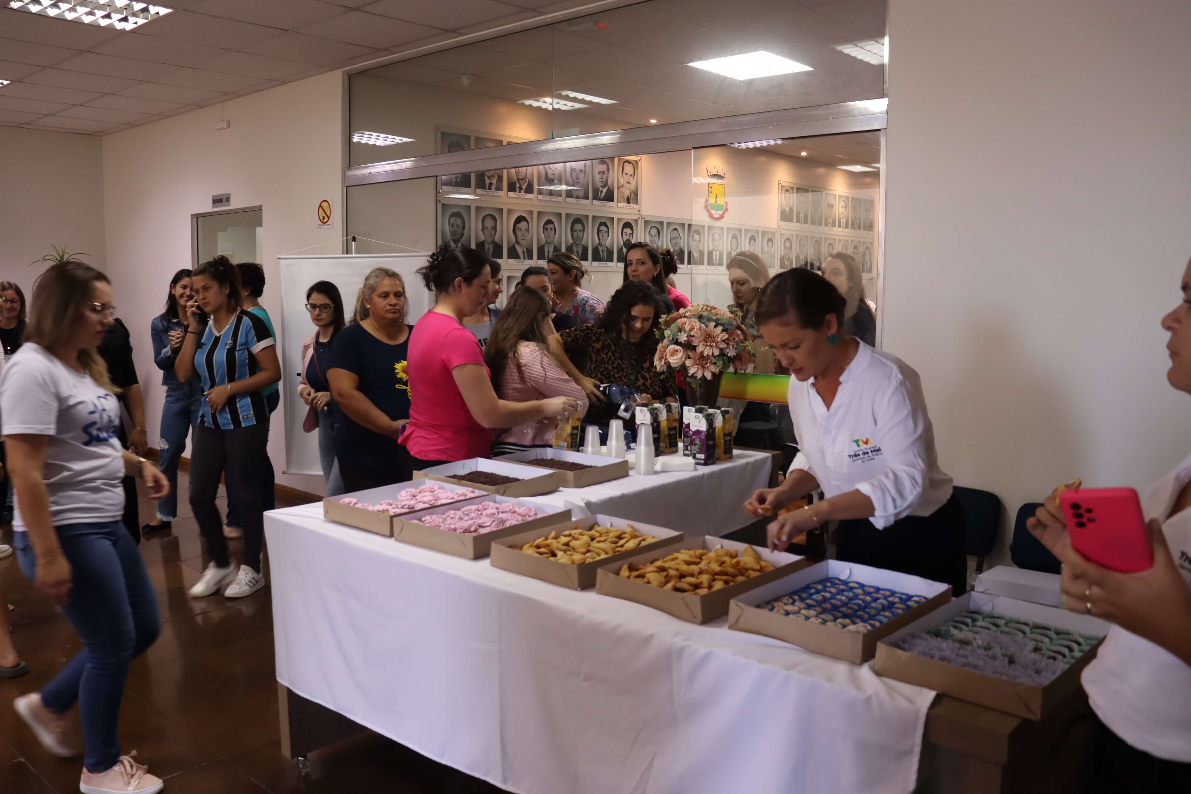 CAFÉ DA MANHÃ PARA AS SERVIDORAS PÚBLICAS DO PODER EXECUTIVO E LEGISLATIVO OCORREU HOJE 