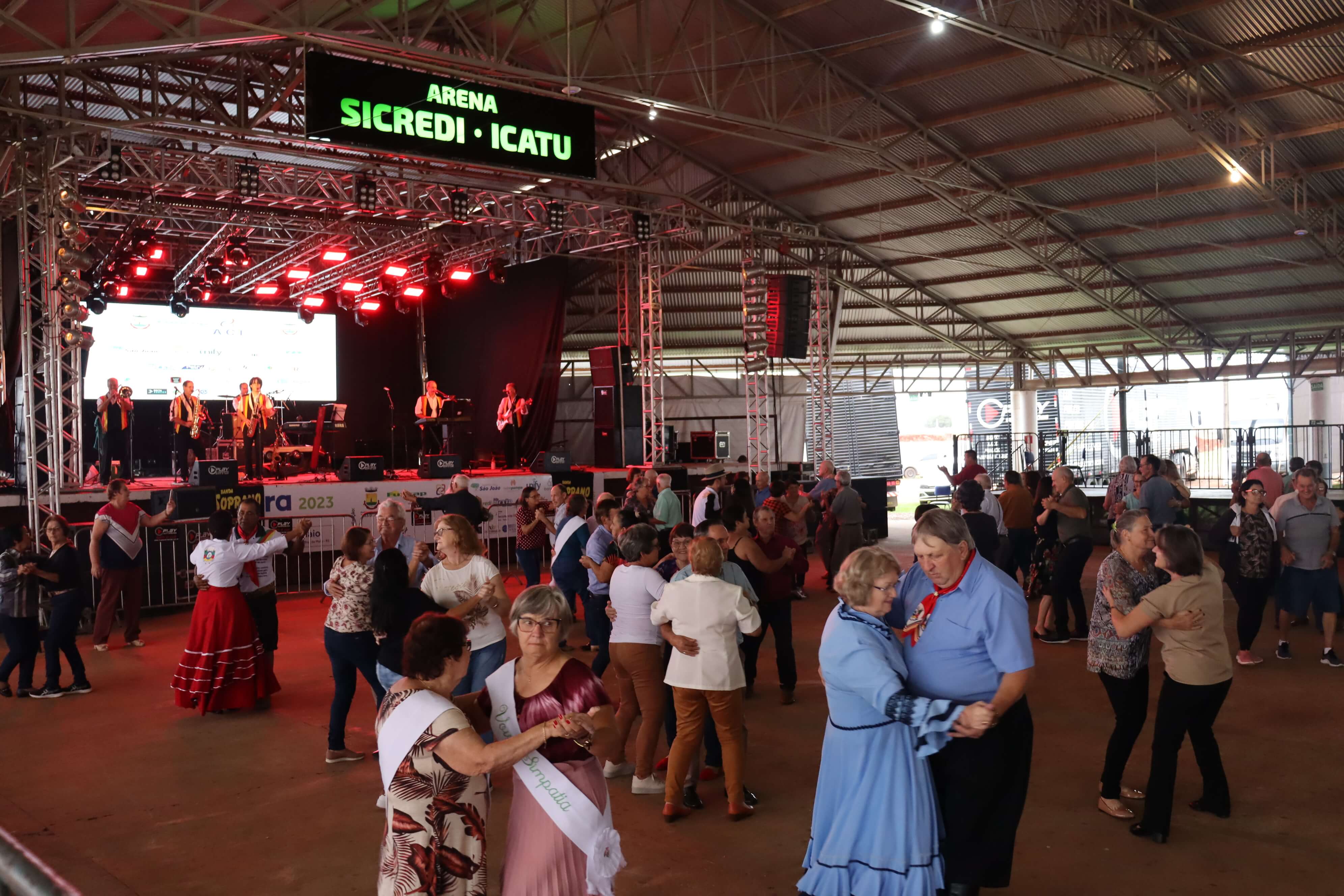 BAILE REGIONAL DA MELHOR IDADE CONTOU COM MAIS DE 350 IDOSOS