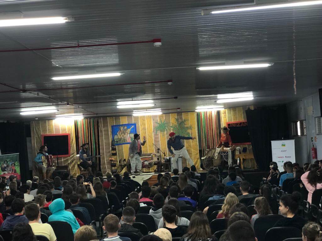 ESPETÁCULO CULTURAL CAMPEANDO RAÍZES TROUXE DIVERSÃO PARA OS ALUNOS DO MUNICÍPIO