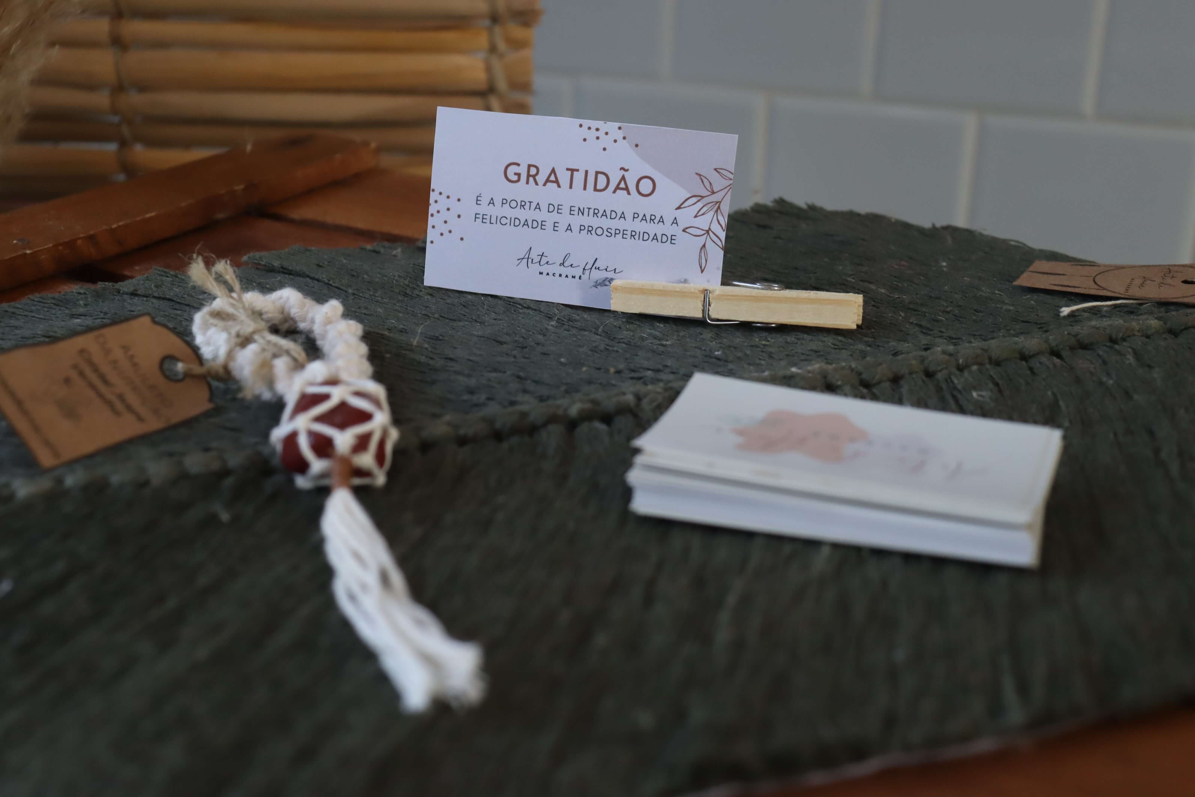 PEÇAS DE MACRAMÊ ESTÃO EXPOSTAS NO PALÁCIO MUNICIPAL