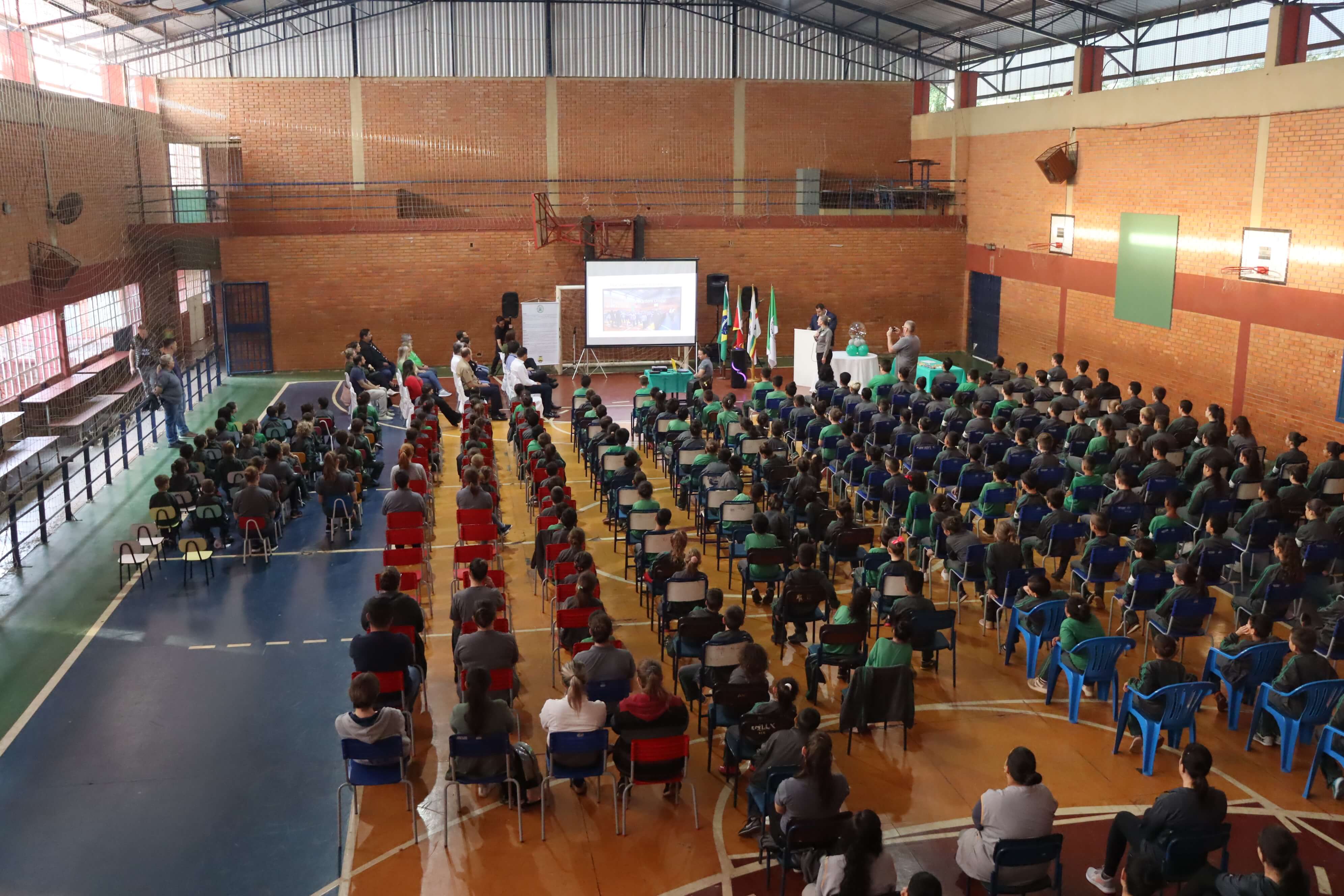 ESCOLA MUNICIPAL CÍVICO-MILITAR CAMINHOS INOVADORES COMPLETOU 1 ANO