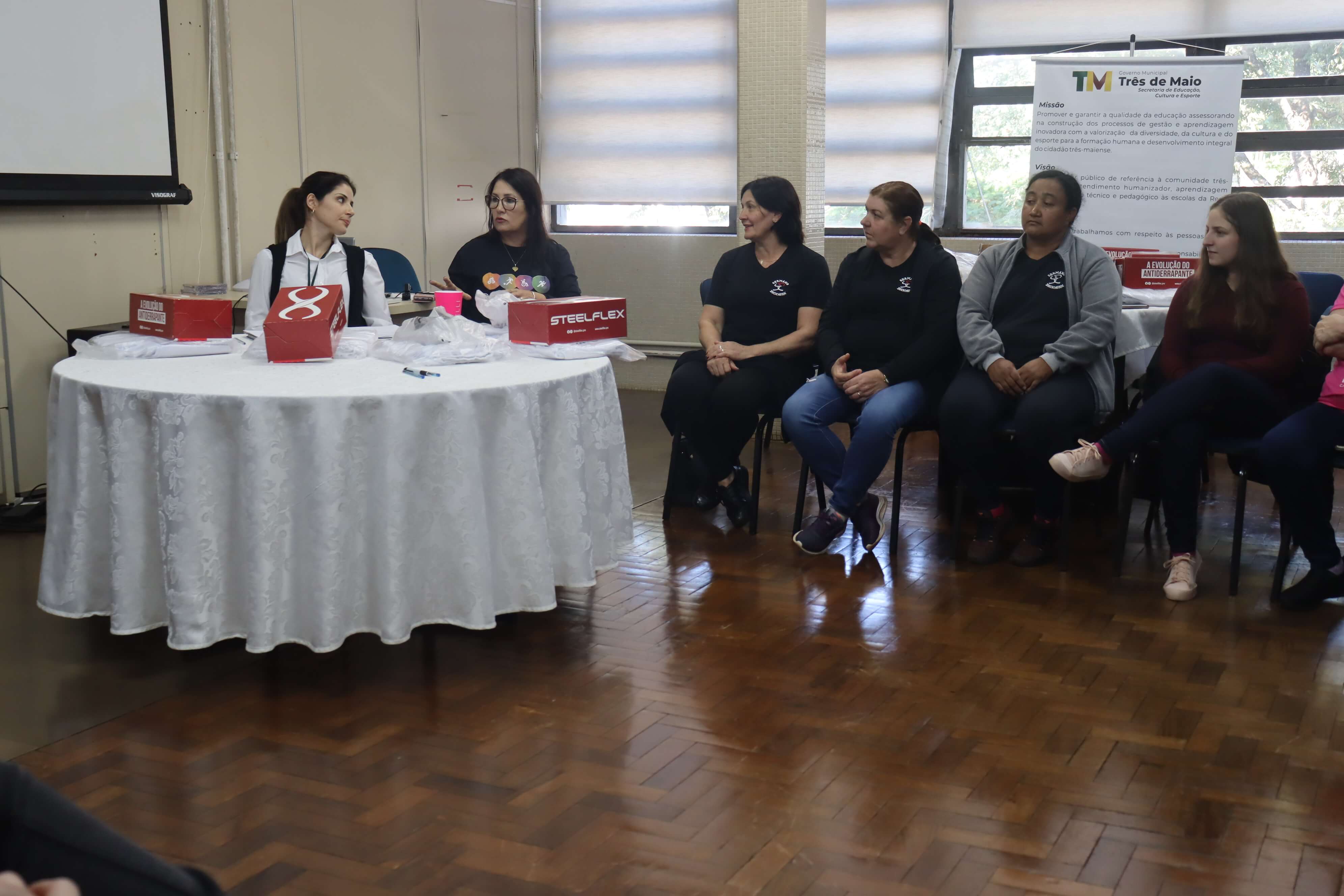 FORAM DISPONIBILIZADOS UNIFORMES PARA AS COZINHEIRAS DAS ESCOLAS MUNICIPAIS