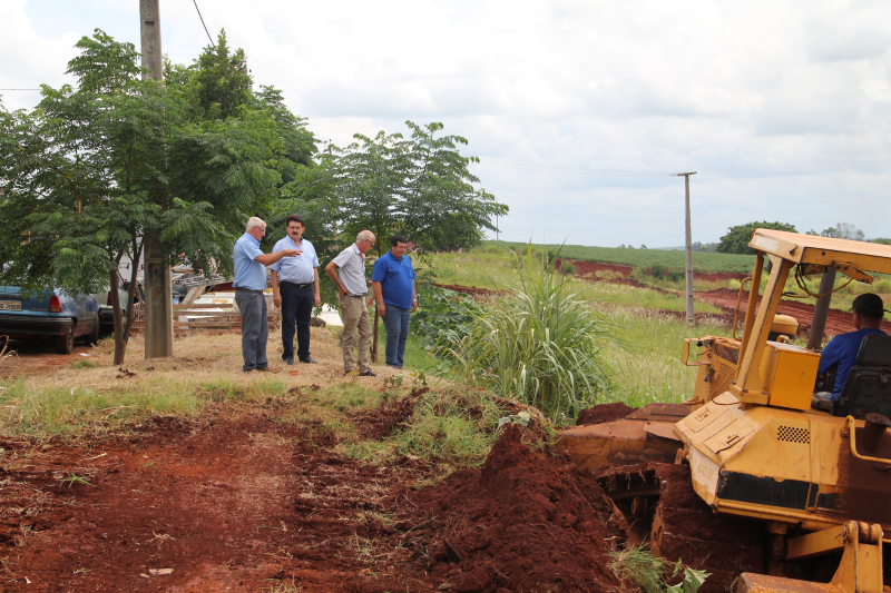 Copatti acompanha início de obras no Núcleo Habitacional Menino Deus