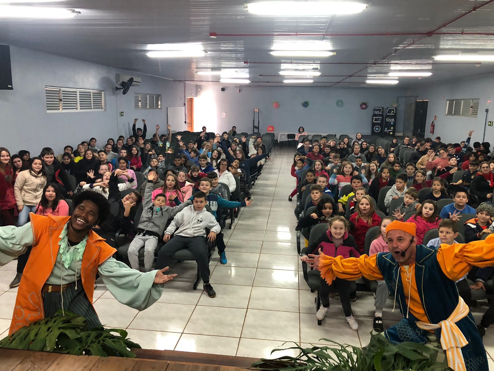 ALUNOS DE TRÊS DE MAIO FORAM CONTEMPLADOS COM ESPETÁCULO TEATRAL