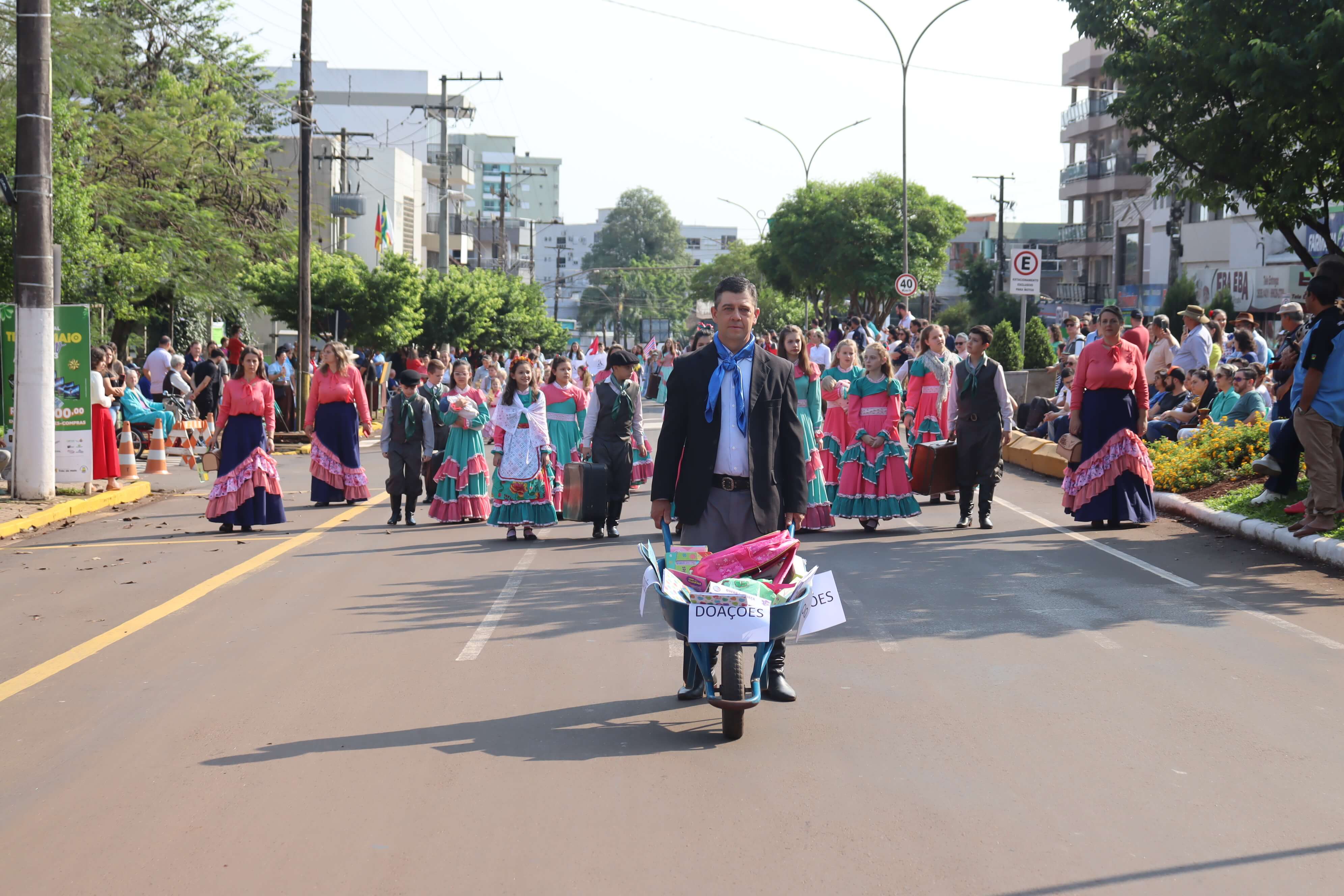DESFILE ENCERRA AS COMEMORAÇÕES DA SEMANA FARROUPILHA