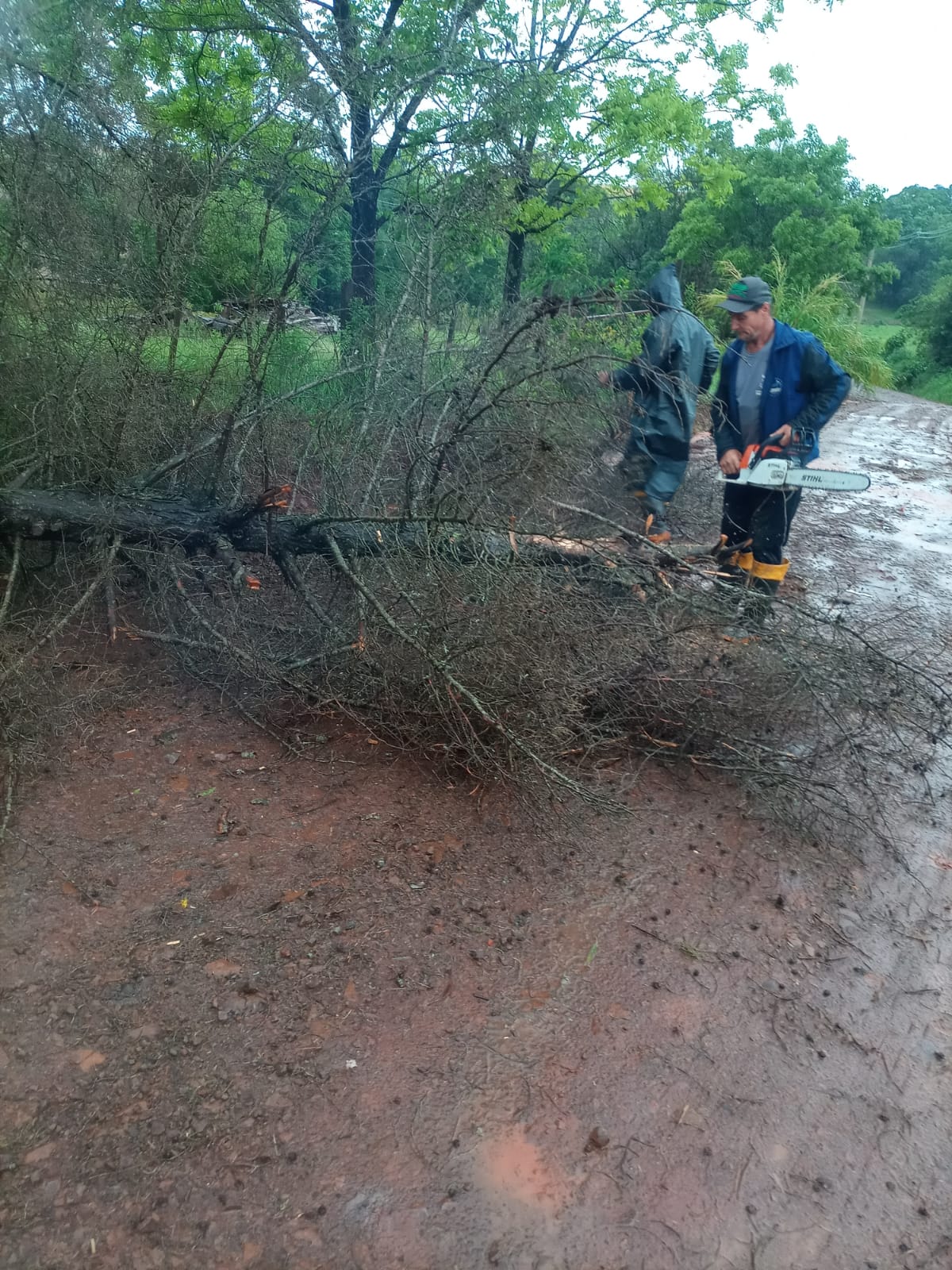 ESTRAGOS OCASIONADOS PELO TEMPORAL NO MUNICÍPIO JÁ ESTÃO SENDO SOLUCIONADOS