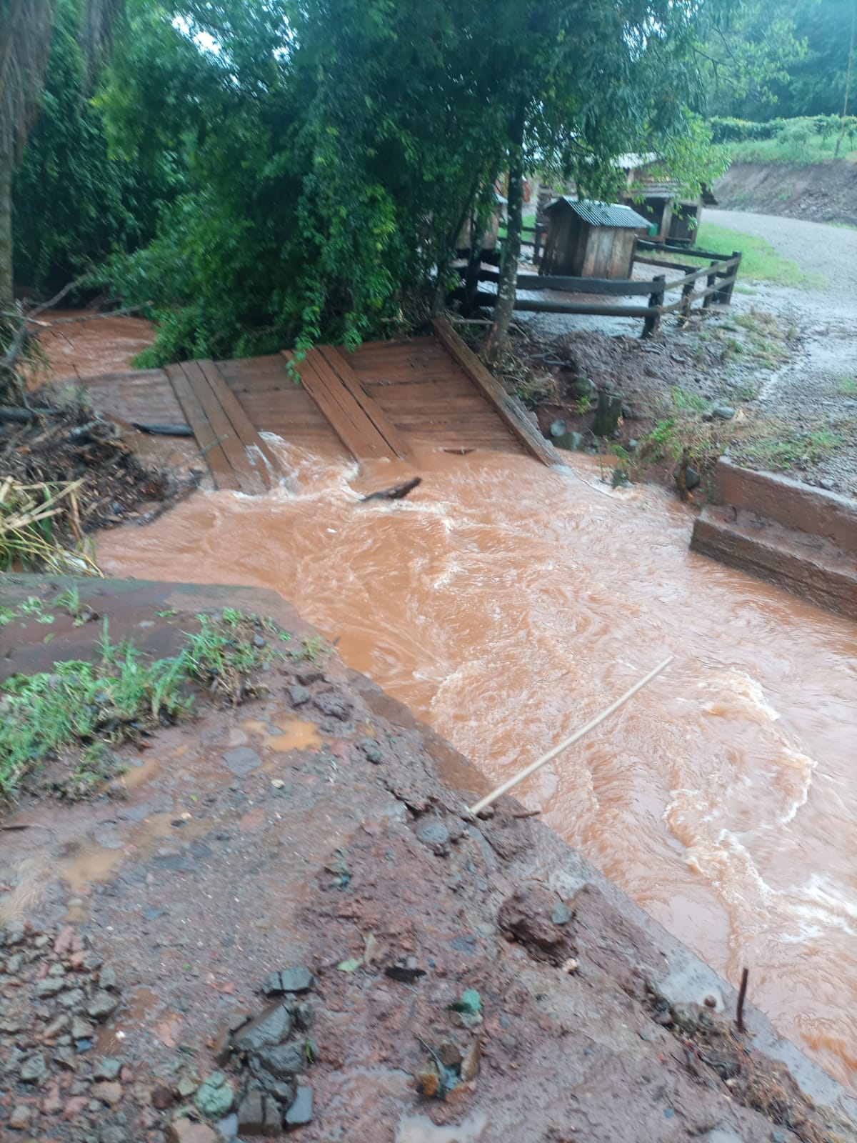 TRAJETO EM ESQUINA HETTWER ESTÁ INTERROMPIDO