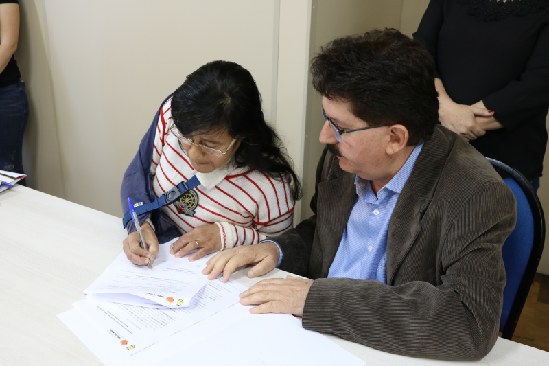 Núcleo Habitacional Ana Terra: famílias assinam contrato das áreas