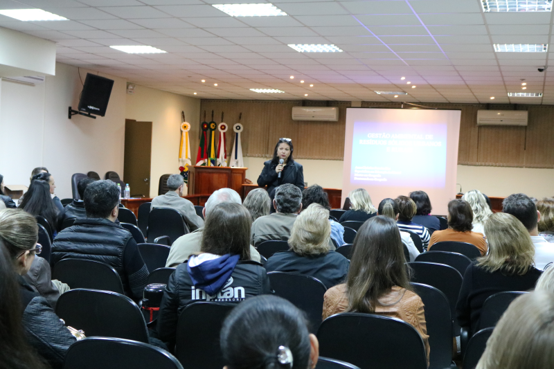 Palestra sobre resíduos sólidos urbanos e rurais é realizada durante Semana do Meio Ambiente