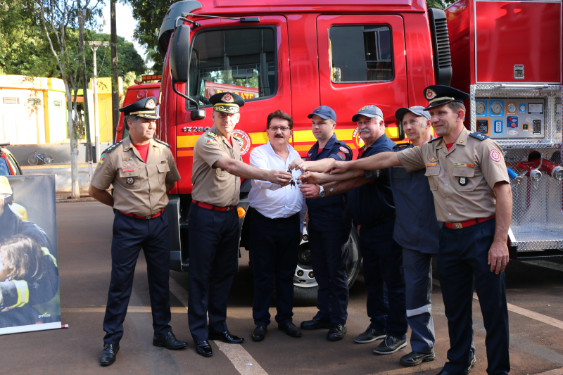 Corpo de Bombeiros recebe novo caminhão de combate a incêndios