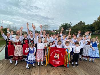 <p><strong>GRUPO FR&Ouml;HLICHKEIT MARCA PRESEN&Ccedil;A NA 26&deg; KINDERFEST</strong></p>