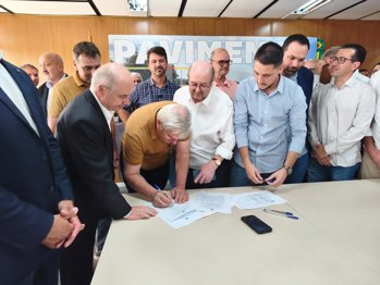 <p>ASSINATURA DE CONV&Ecirc;NIO GARANTE R$ 1 MILH&Atilde;O PARA OBRAS DE PAVIMENTA&Ccedil;&Atilde;O EM MATO QUEIMADO</p>