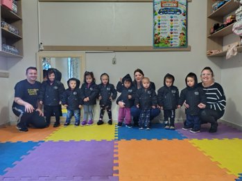 SECRETARIA DE EDUCA&Ccedil;&Atilde;O ENTREGA JAQUETAS FORTALECENDO A&Ccedil;&Otilde;ES DO PROJETO SOLIDARIEDADE DE BEM COM A VIDA
