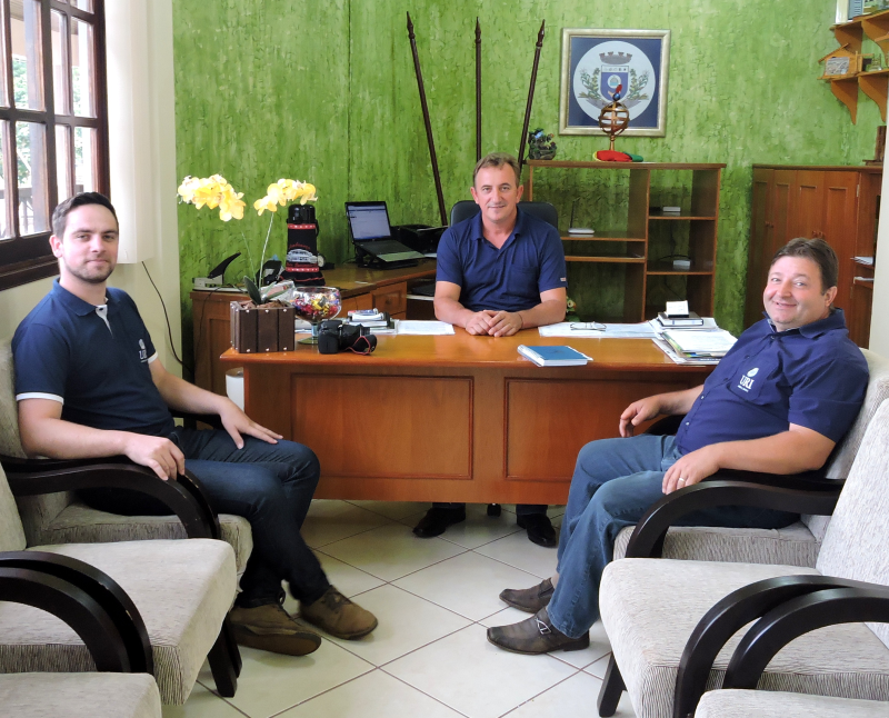 PREFEITO RECEBE VISITA DO DIRETOR DA URI CAMPUS DE CERRO LARGO