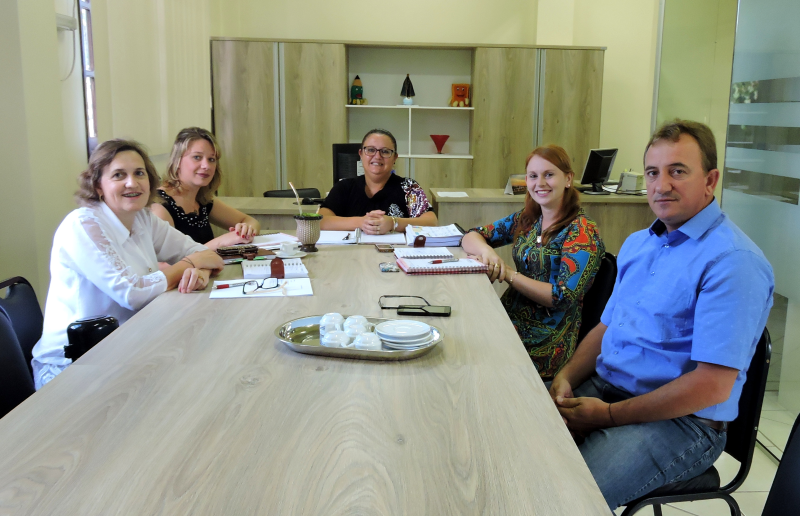 REUNIÃO COM DIRETORAS DAS ESCOLAS DO MUNICÍPIO