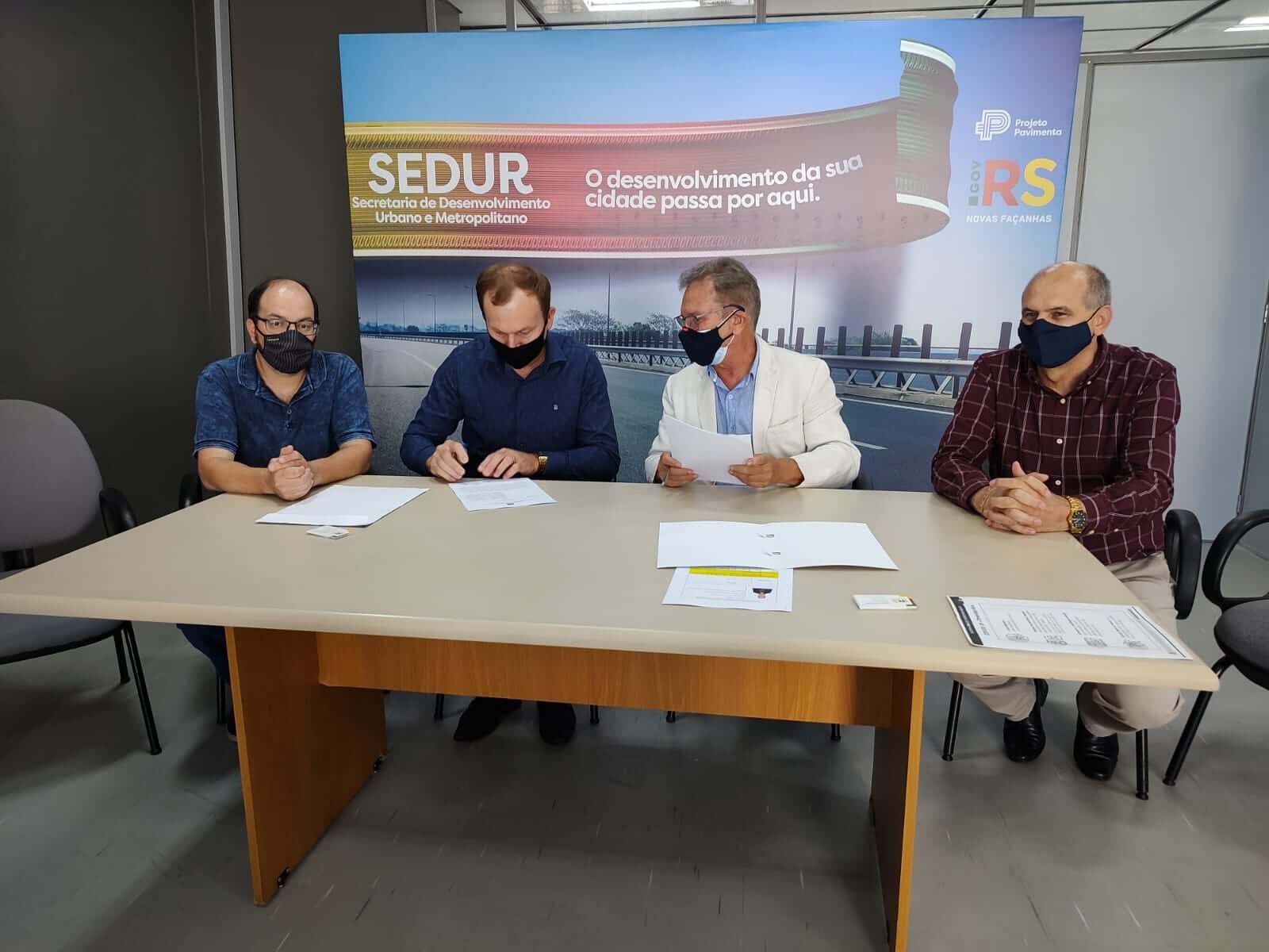 PREFEITO DO MUNICÍPIO DE MATO QUEIMADOASSINA CONTRATO DO PROGRAMA PAVIMENTA