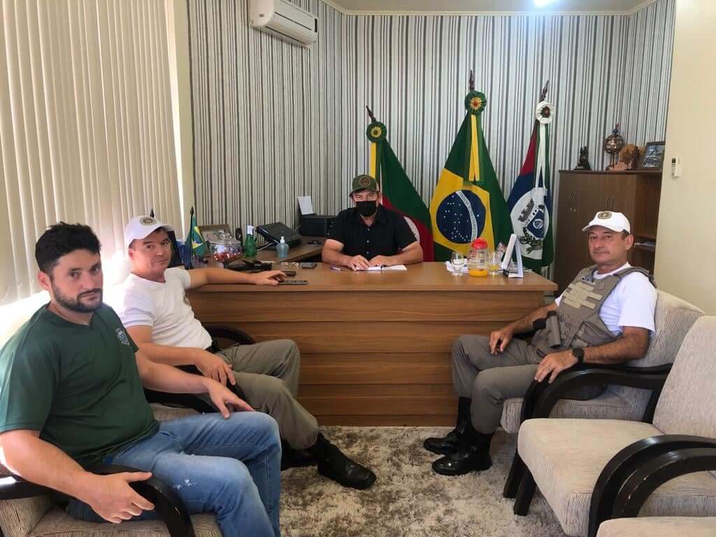 PREFEITO EM EXERCÍCIO RECEBE VISITA DO NOVO COMANDANTE DA BRIGADA MILITAR RESPONSÁVEL PELA SEGURANÇA PÚBLICA DO MUNICÍPIO DE MATO QUEIMADO