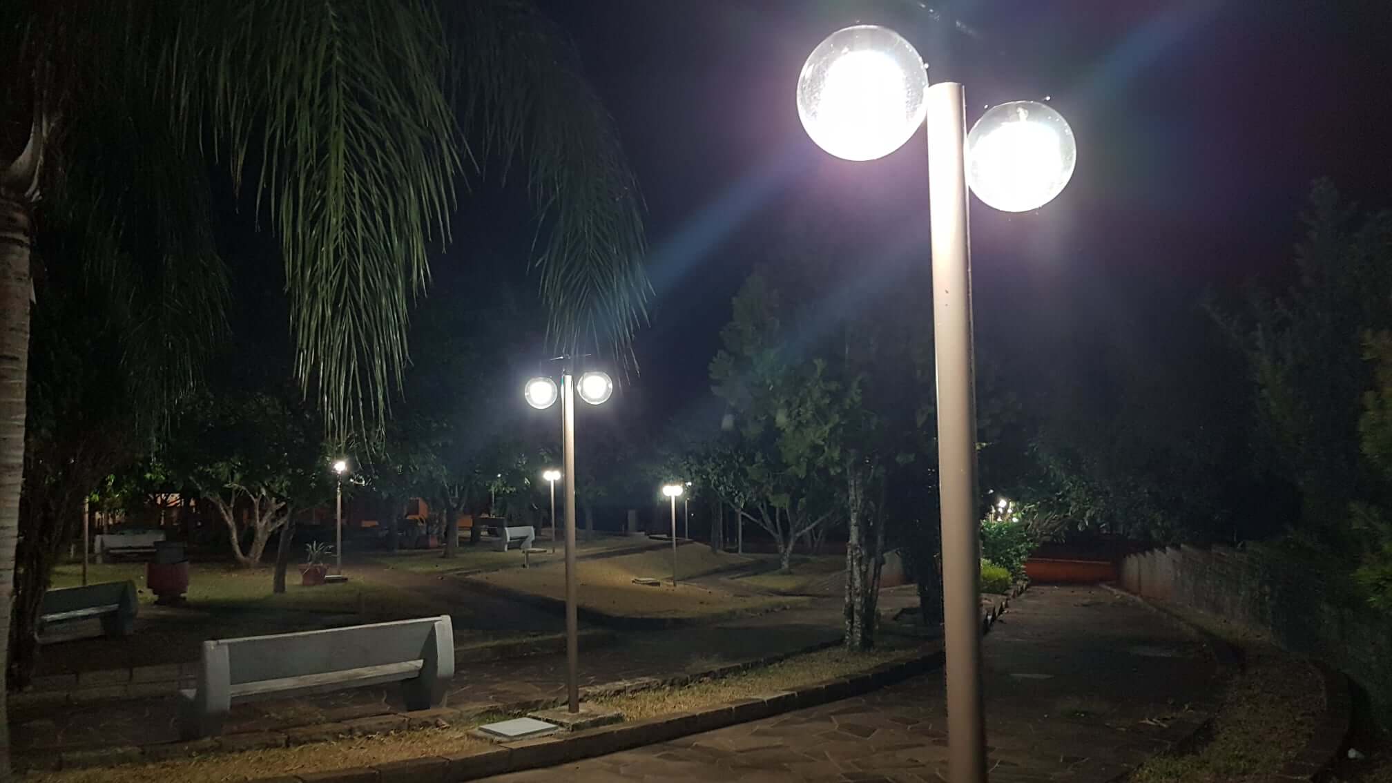 REFORMA DA ILUMINAÇÃO DA PRAÇA 24 DE MARÇO ESTA CONCLUÍDA
