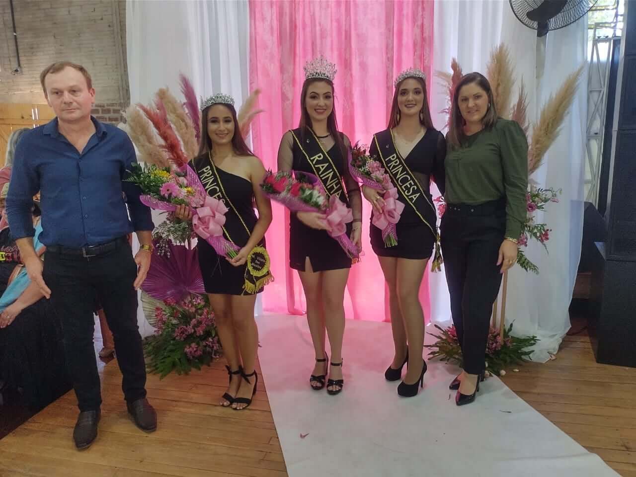PREFEITO E PRIMEIRA DAMA DE MATO QUEIMADO PARTICIPAM DA ESCOLHA DAS SOBERANAS DO MUNICÍPIO DE VITÓRIA DAS MISSÕES