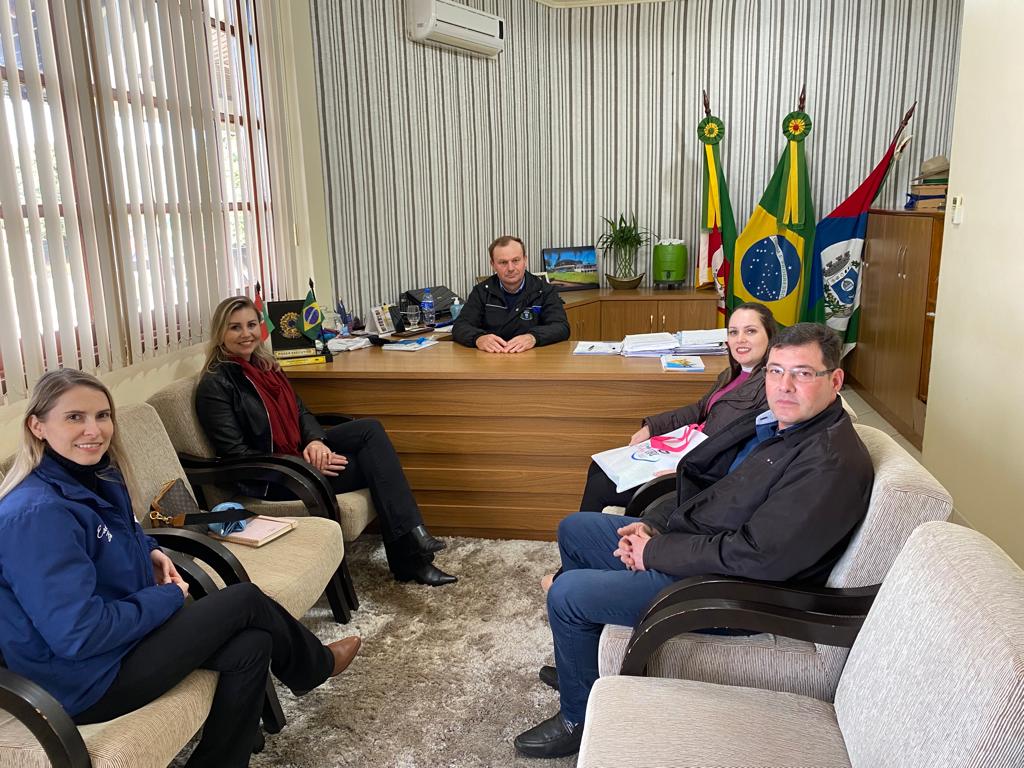 PREFEITO E SECRETÁRIA DE EDUCAÇÃO RECEBEM VISITA DA UNIVERSIDADE URI SÃO LUIZ GONZAGA