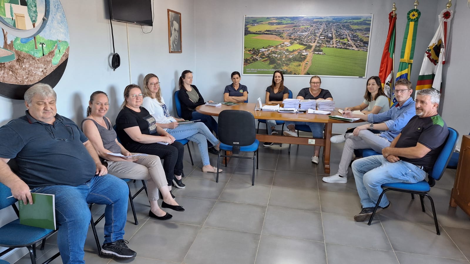 <p>Entrega de documenta&ccedil;&atilde;o &agrave; comiss&atilde;o de transi&ccedil;&atilde;o de governo</p>