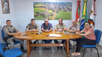 <p><span style="font-size: large;">Reuni&atilde;o no Gabinete do Prefeito aborda seguran&ccedil;a e apoio ao Proerd</span></p>
